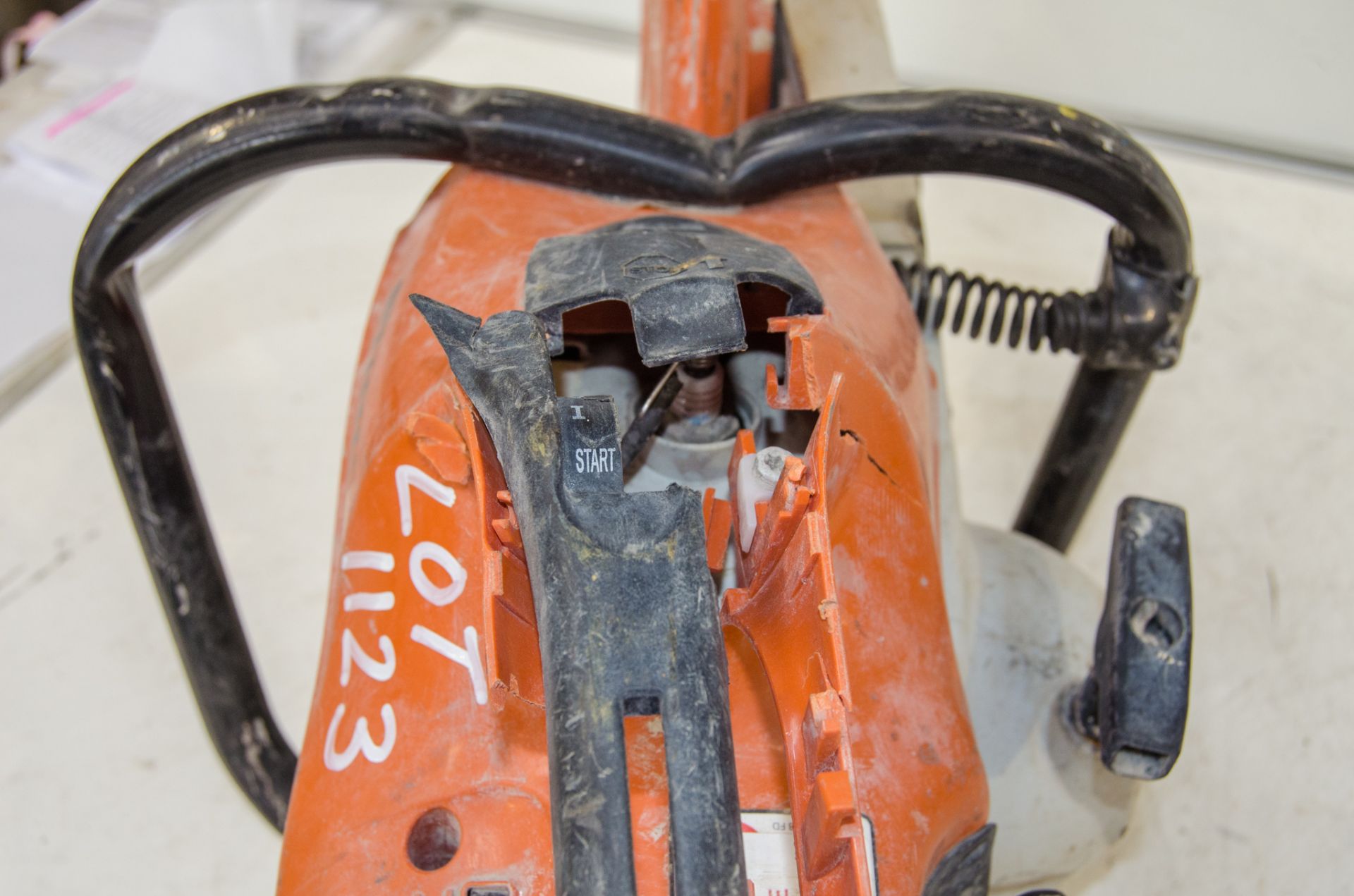 Stihl TS480i petrol driven cut off saw ** Casing damaged ** A835195 - Image 3 of 3