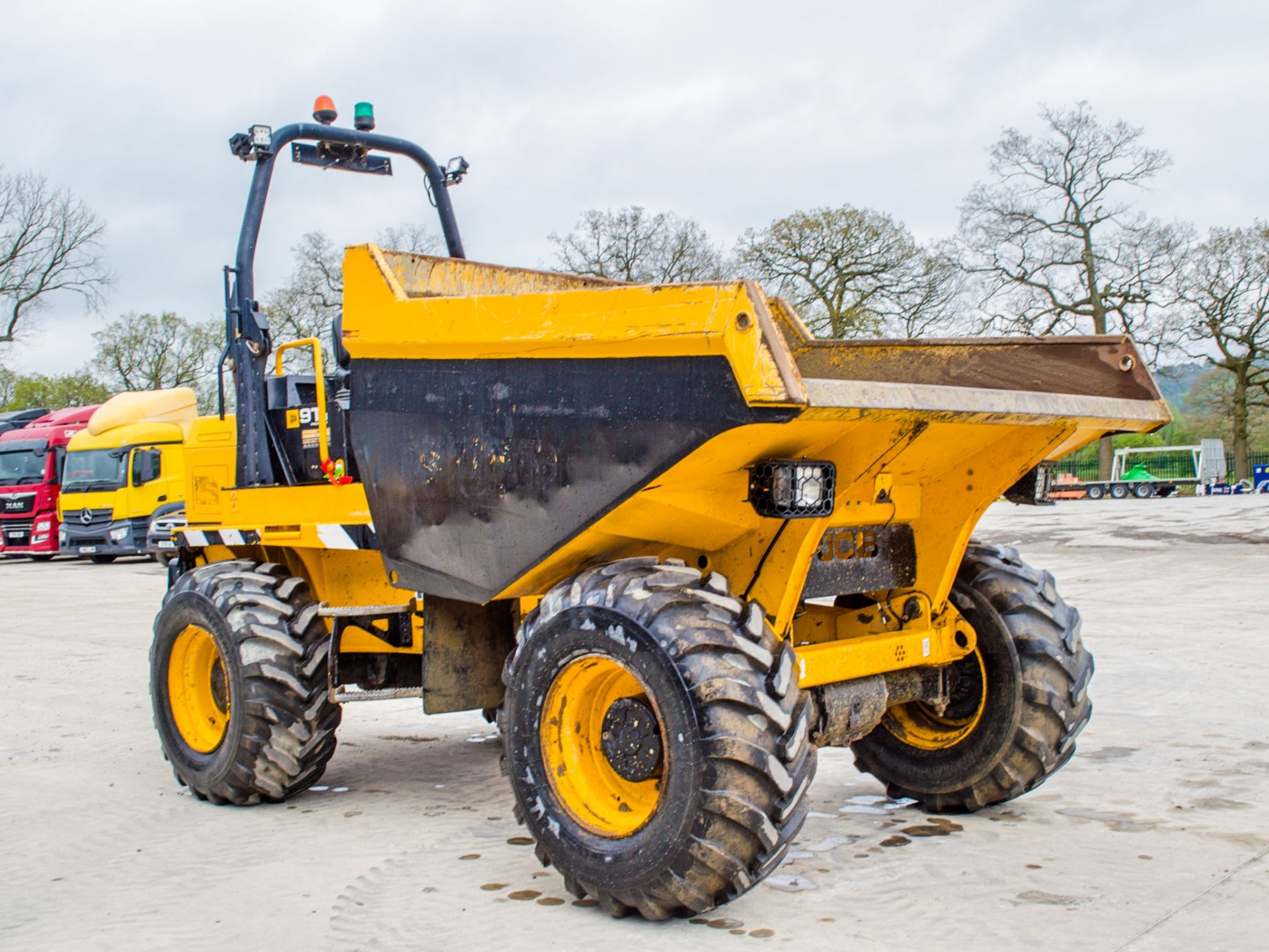 JCB 9FT 9 tonne straight skip dumper  Year: 2018 S/N: 2780155 Recorded Hours: 2269 c/w camera system - Image 2 of 24