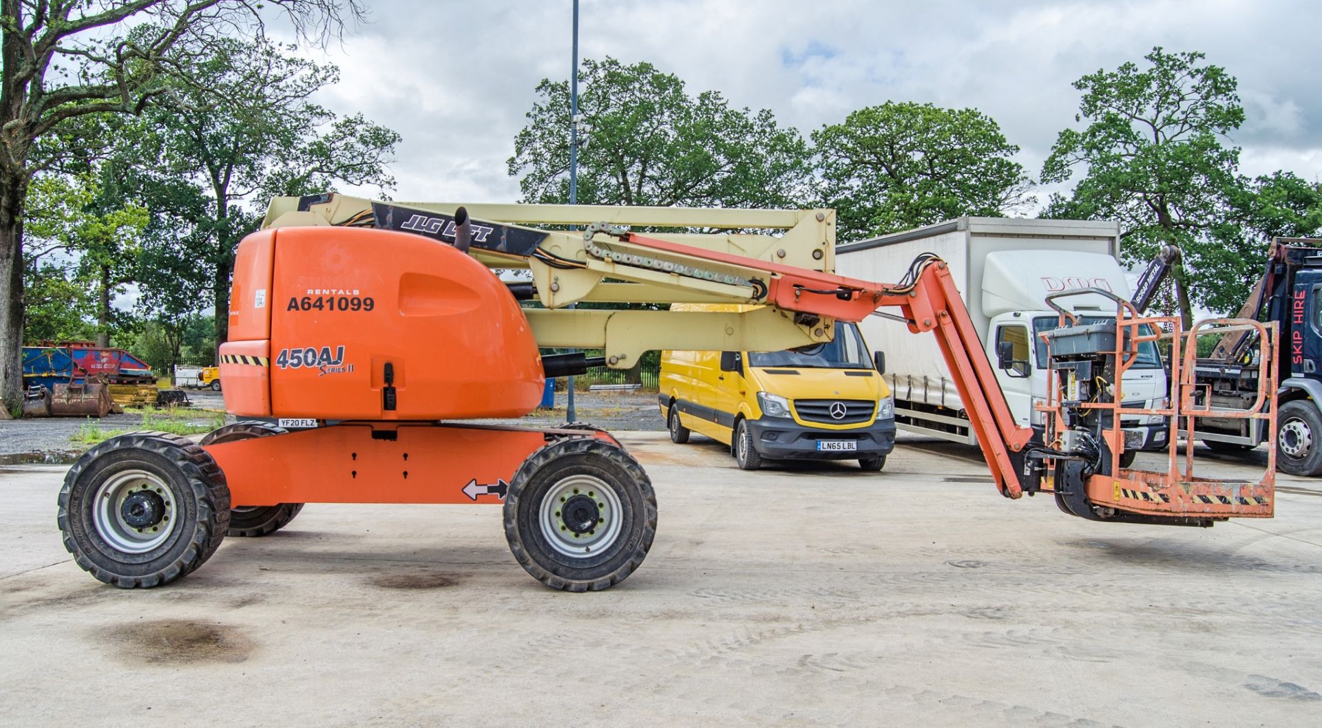 JLG 450AJ Series II diesel driven 4WD articulated boom lift access platform Year: 2014 S/N: - Image 8 of 19