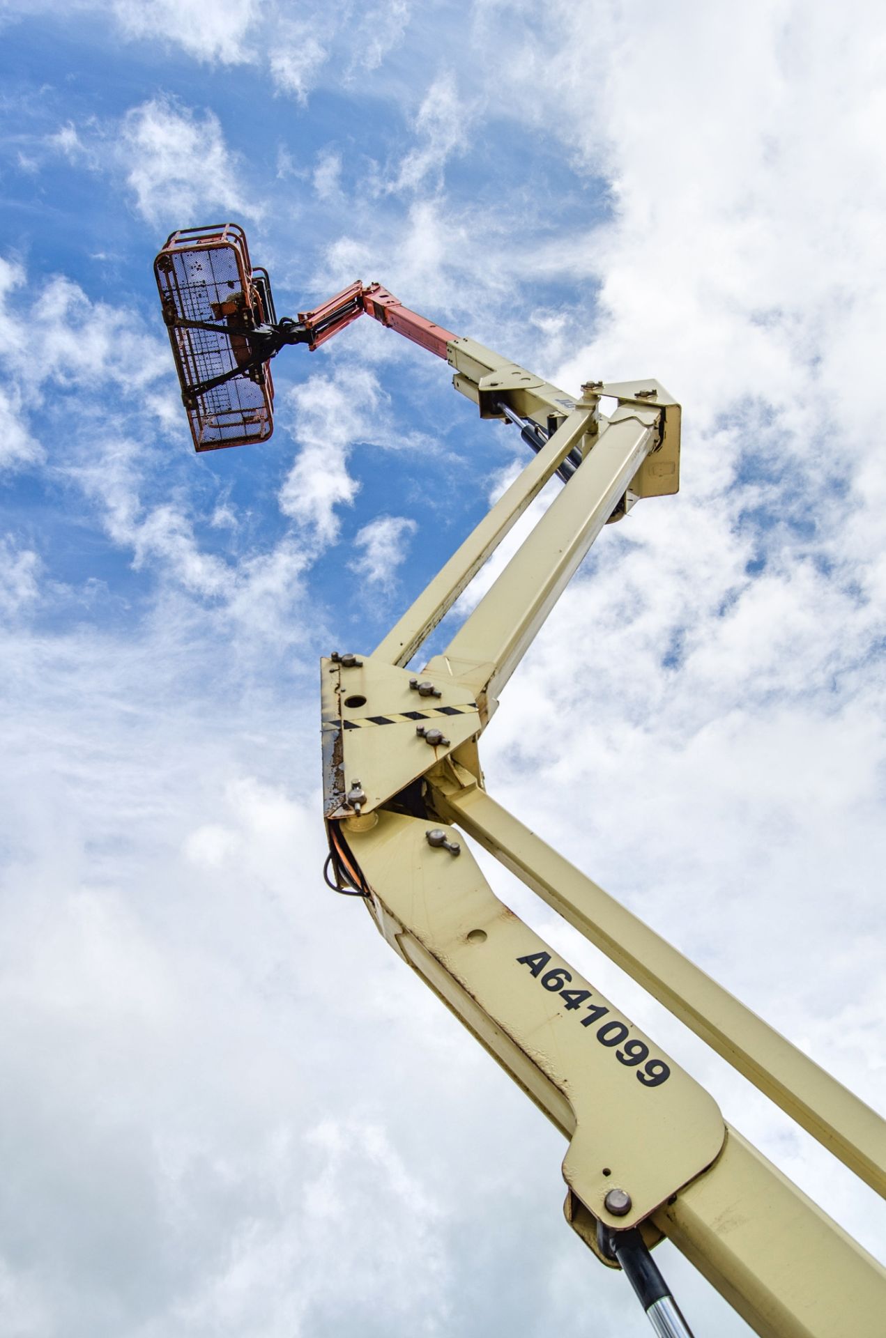 JLG 450AJ Series II diesel driven 4WD articulated boom lift access platform Year: 2014 S/N: - Image 10 of 19