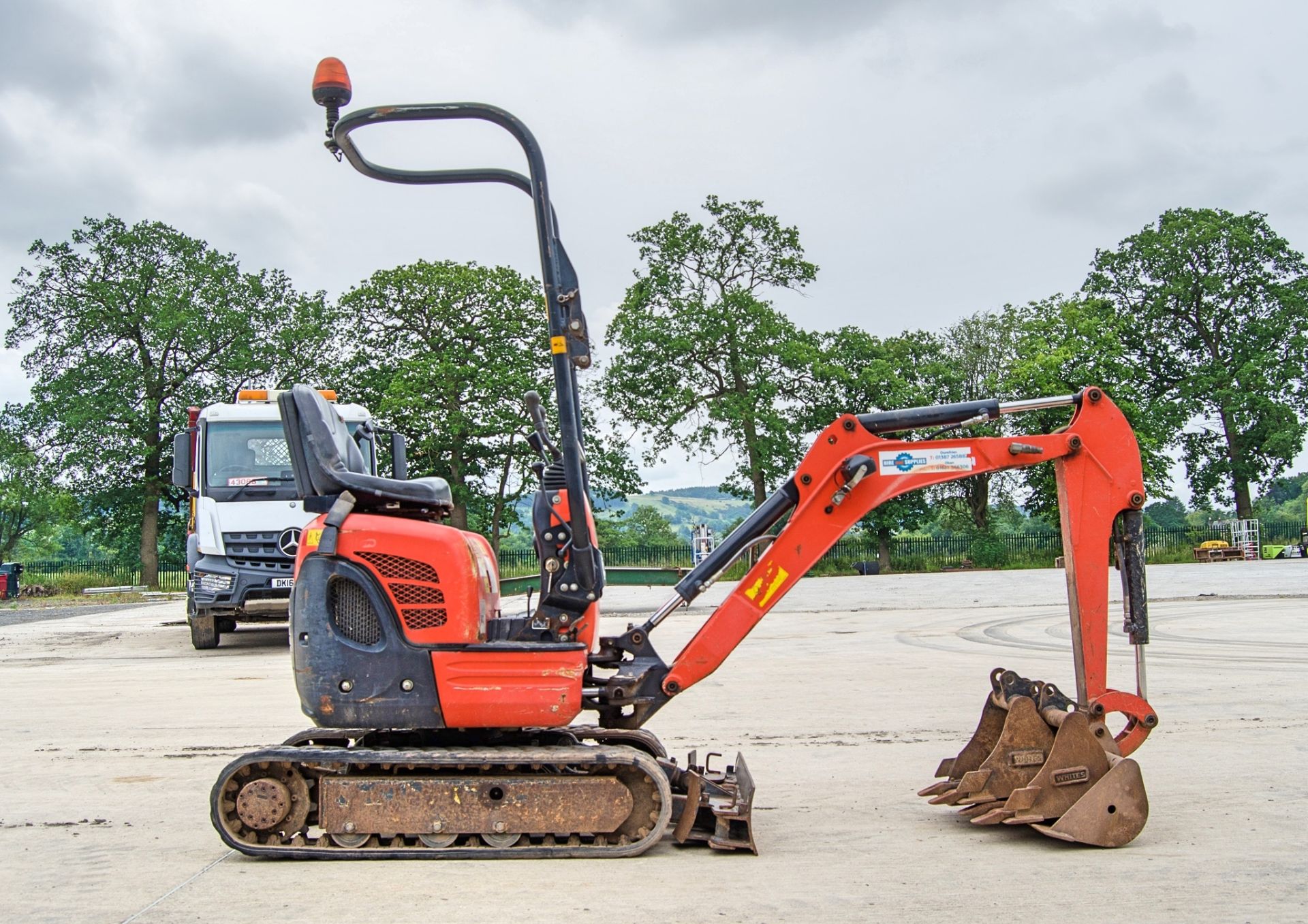 Kubota U10-3 1 tonne rubber tracked micro excavator Year: 2017 S/N: 28465 Recorded Hours: 989 blade, - Image 8 of 25