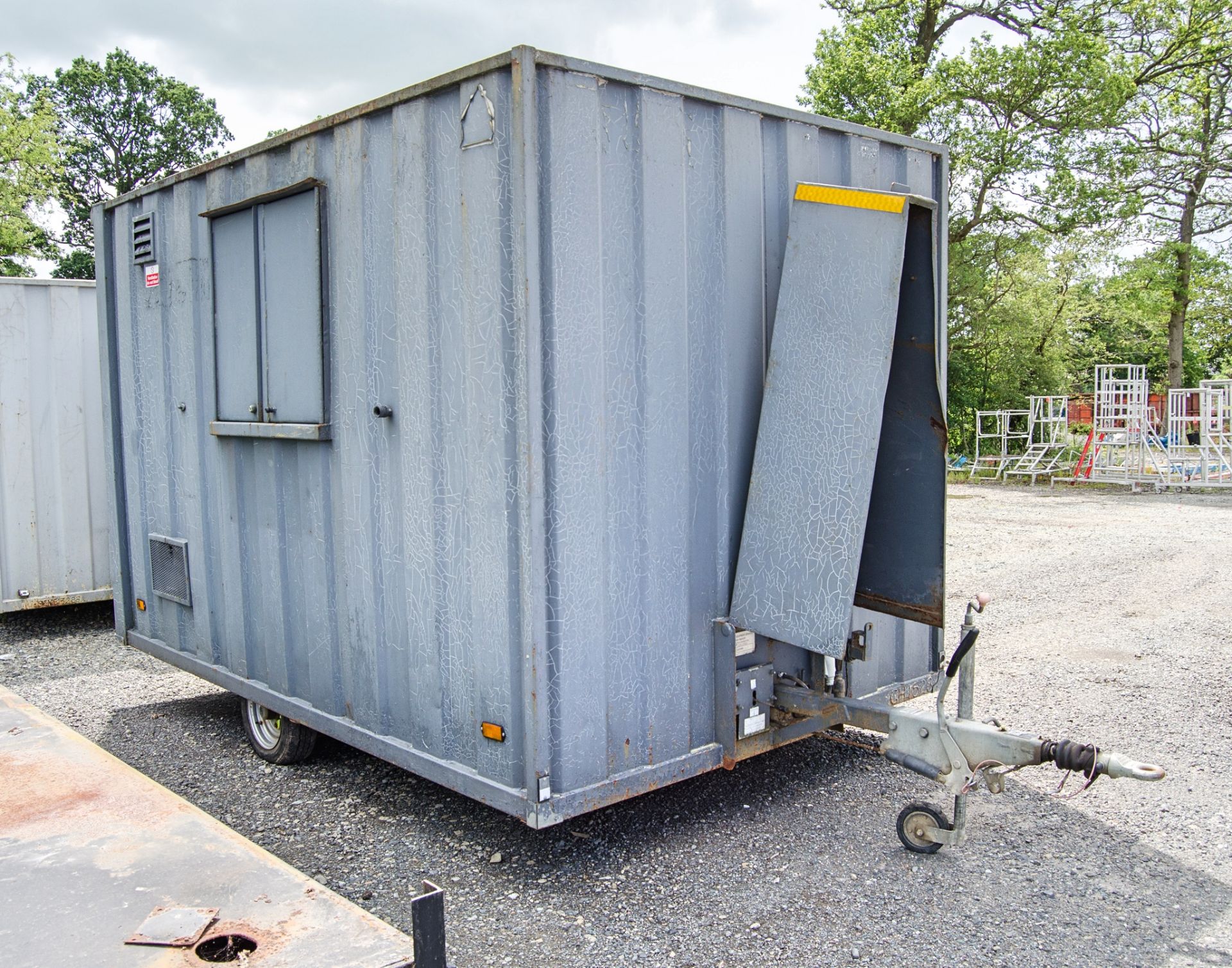 12ft x 8ft steel anti-vandal mobile welfare unit Comprising of: canteen area, toilet & generator - Image 2 of 11