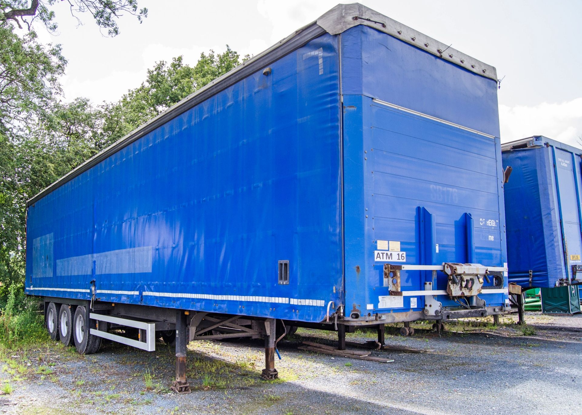 Schmitz 13.6 metre tri axle curtain side trailer Year: 2013 Reg/Ident Number: C352052 MOT Expires: - Image 2 of 13