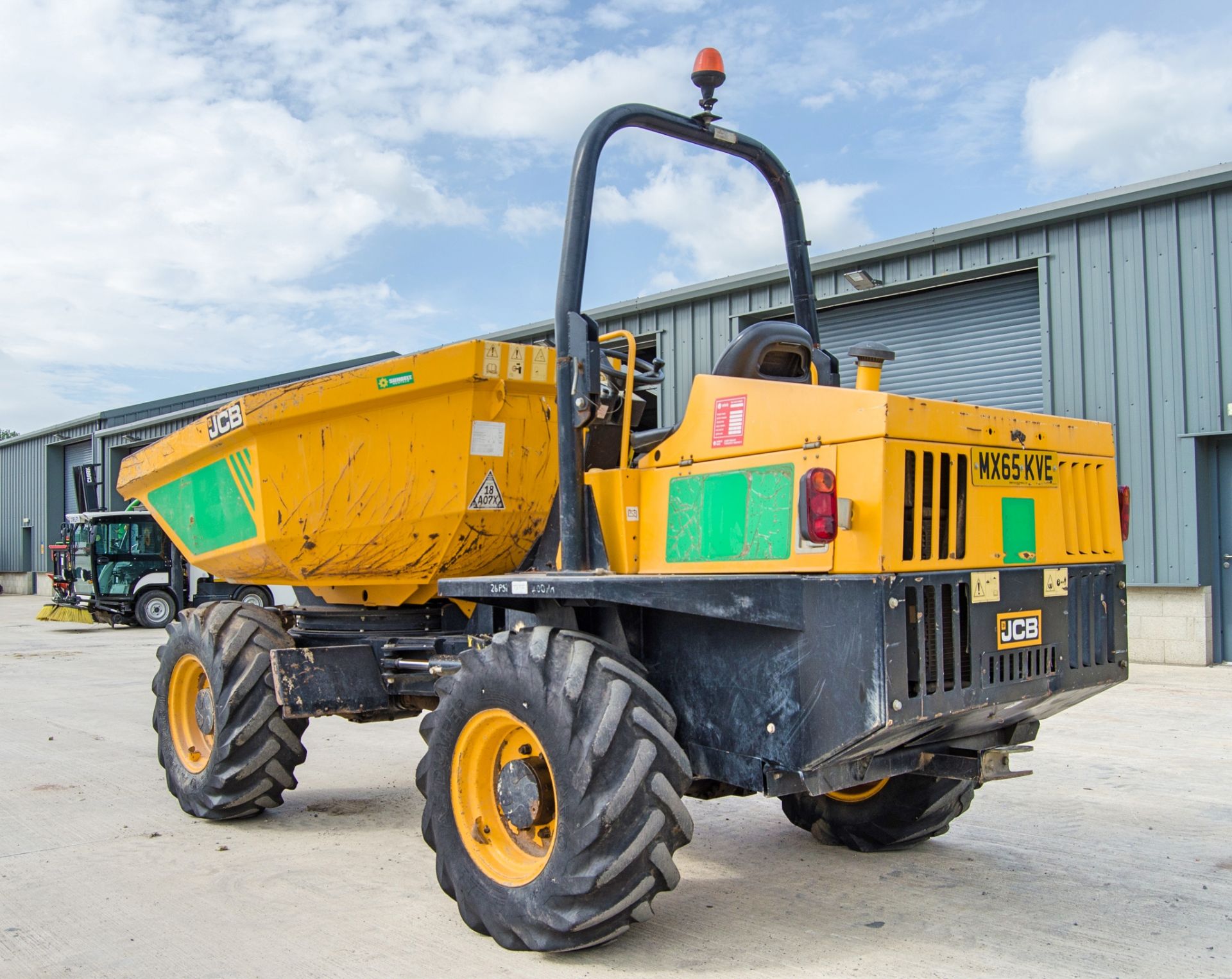 JCB 6 tonne swivel skip dumper Year: 2016 S/N: EGGRL0283 Recorded Hours: 1837 c/w V5C A738285 ** - Image 4 of 23