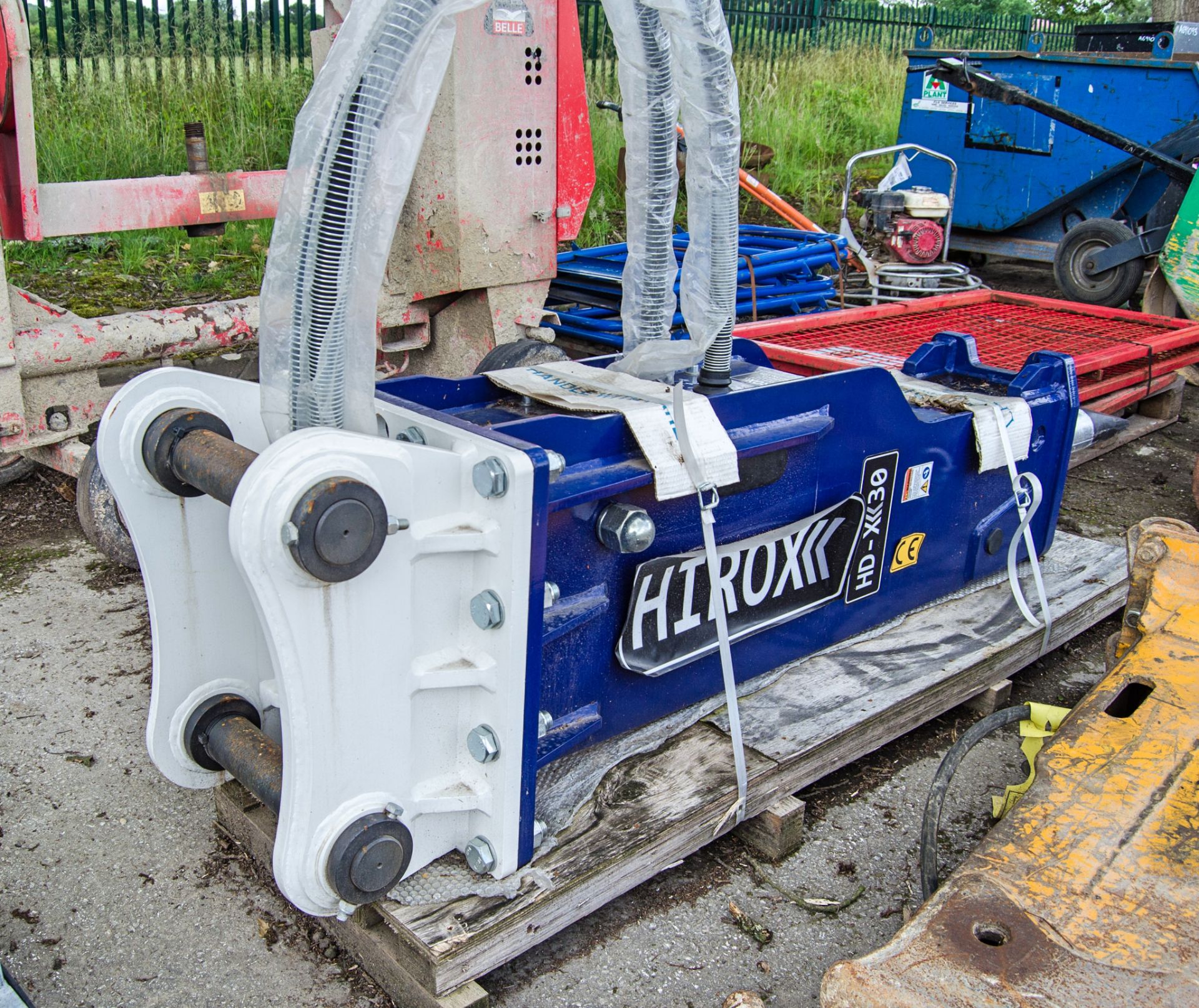 Hirox HDX30 hydraulic breaker to suit 10 to 15 tonne excavator Pin diameter: 65mm Pin centres: 380mm - Image 2 of 4