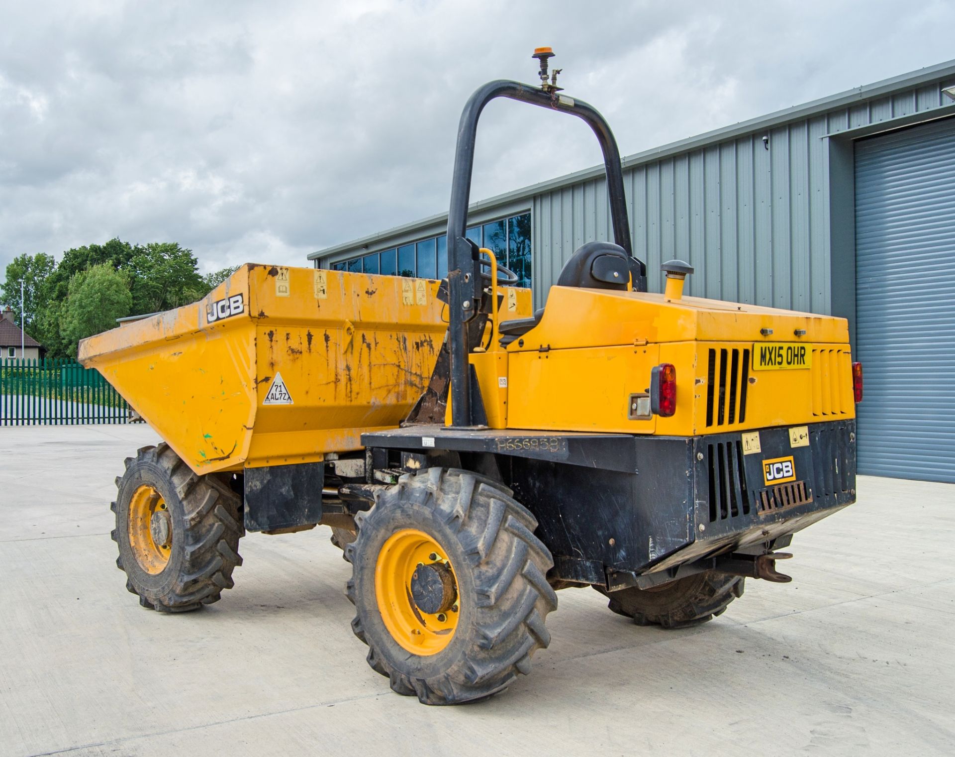 JCB 6 tonne straight skip dumper Year: 2015 S/N: JEFFRK7679 Recorded Hours: 1250 A666958 c/w V5 - Image 4 of 24