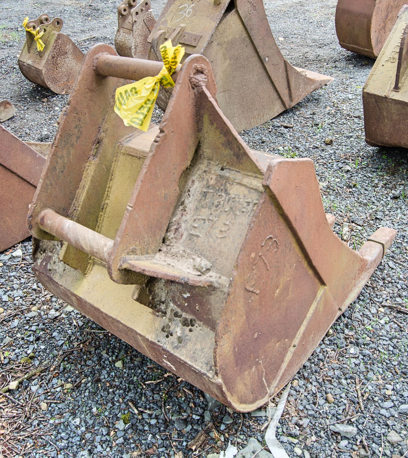 3 foot digging bucket Pin diameter: 60mm Pin centres: 500mm Pin width: 340mm E73 900/1 ** No VAT - Image 2 of 2