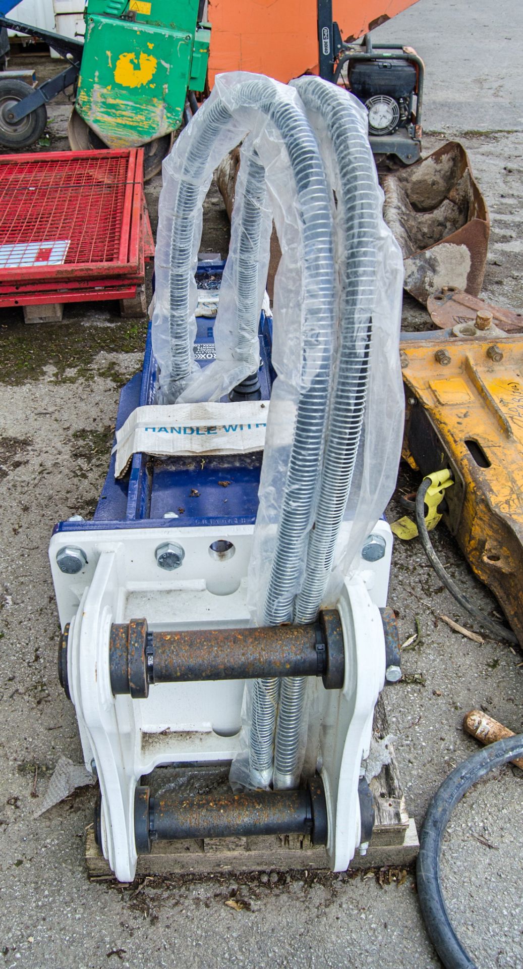 Hirox HDX30 hydraulic breaker to suit 10 to 15 tonne excavator Pin diameter: 65mm Pin centres: 380mm - Image 4 of 4