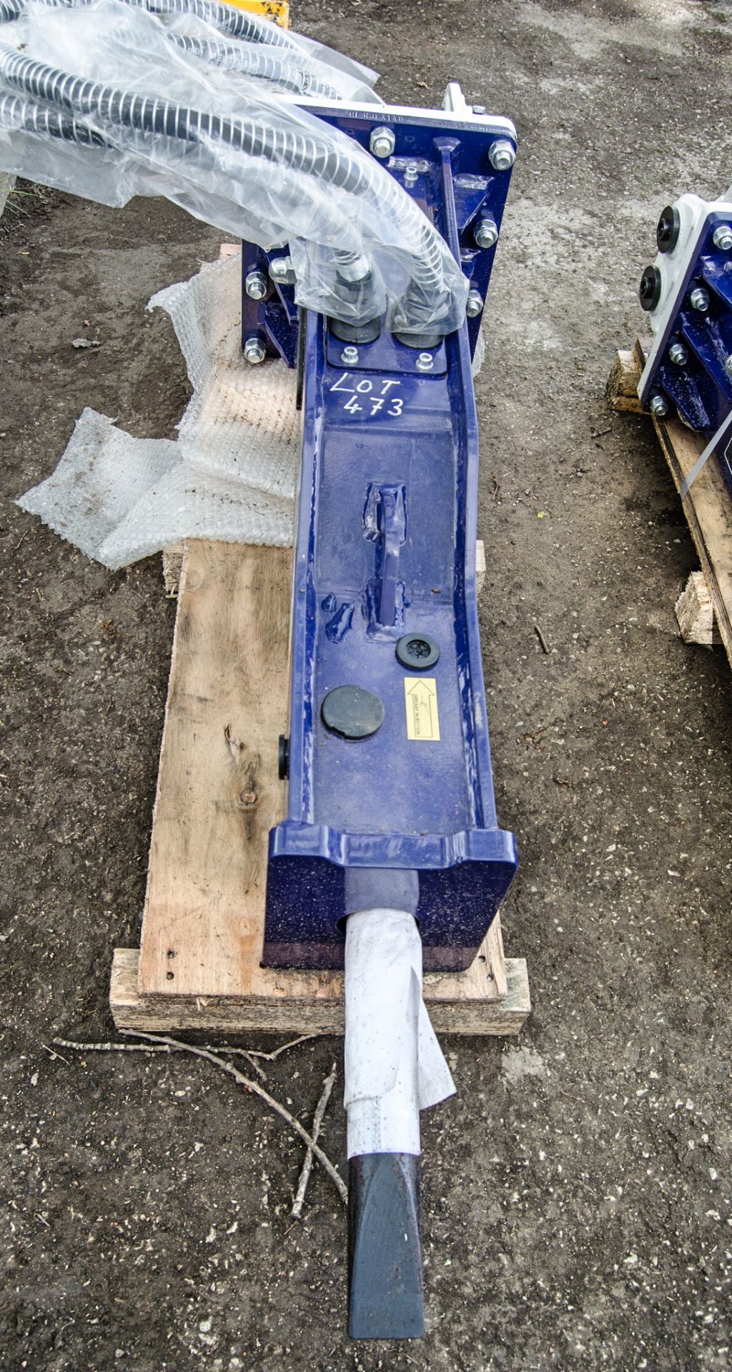 Hirox HDX10 hydraulic breaker to suit 3 tonne excavator  Pin diameter: 35mm Pin centres: 140mm Pin - Image 3 of 4