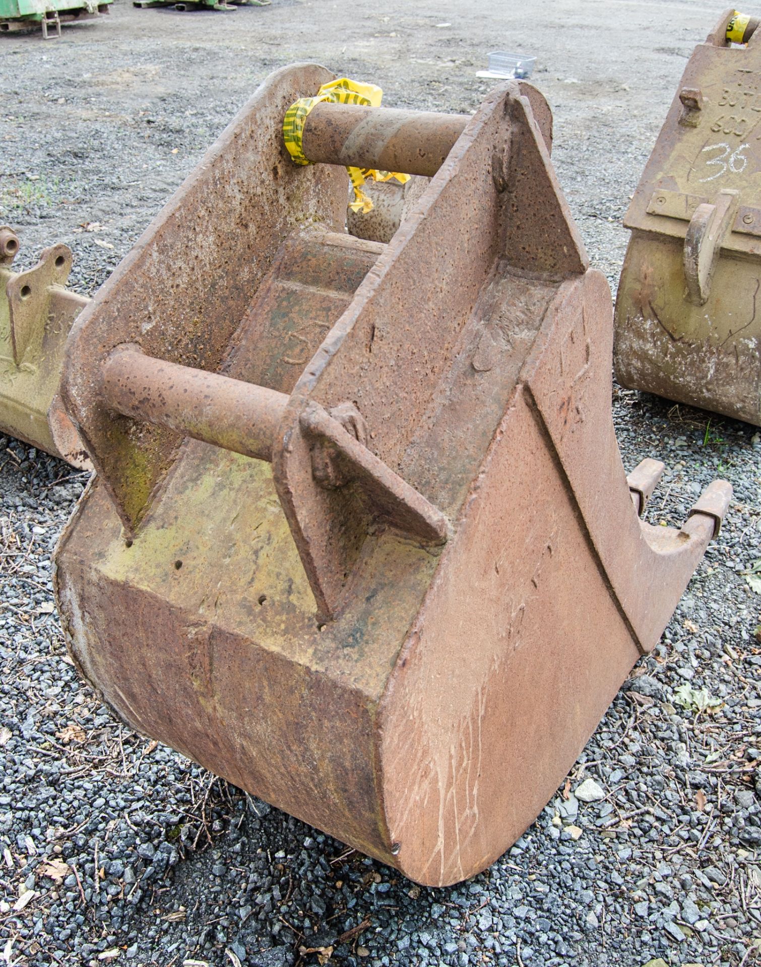 2 foot digging bucket Pin diameter: 80mm Pin centres: 450mm Pin width: 300mm E74 580/1 ** No VAT - Image 2 of 2