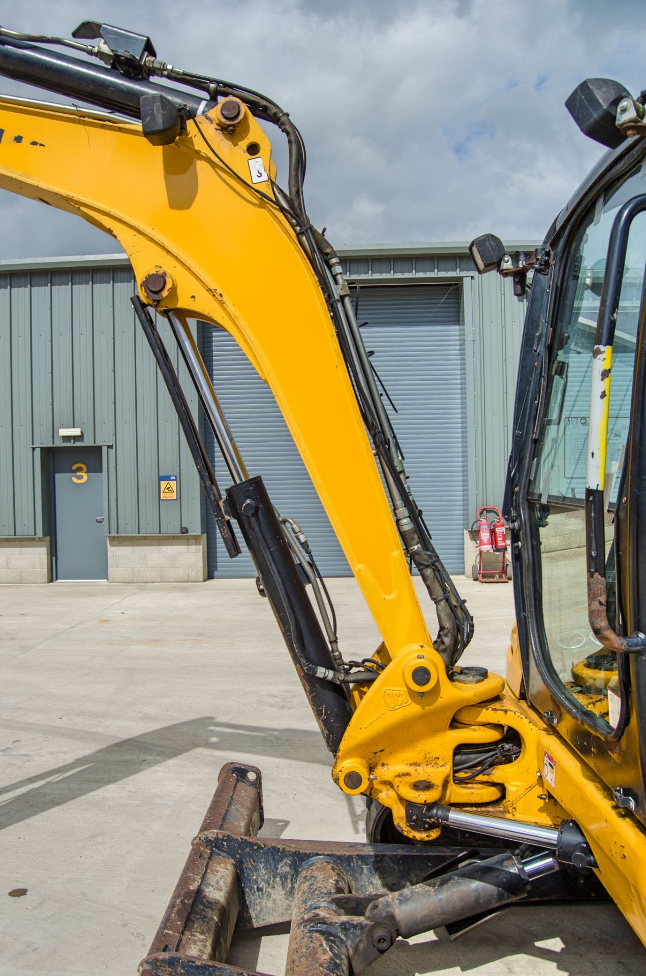 JCB 8055 RTS 5.5 tonne rubber tracked excavator Year: 2014 S/N: 2268713 Recorded Hours: 2989 - Image 17 of 25