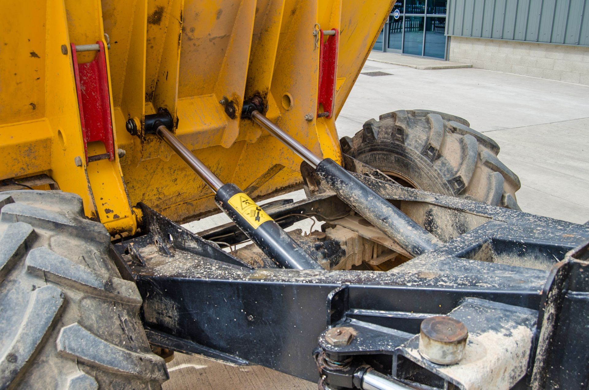 JCB 6 tonne straight skip dumper Year: 2015 S/N: JEFFRK7679 Recorded Hours: 1250 A666958 c/w V5 - Image 12 of 24