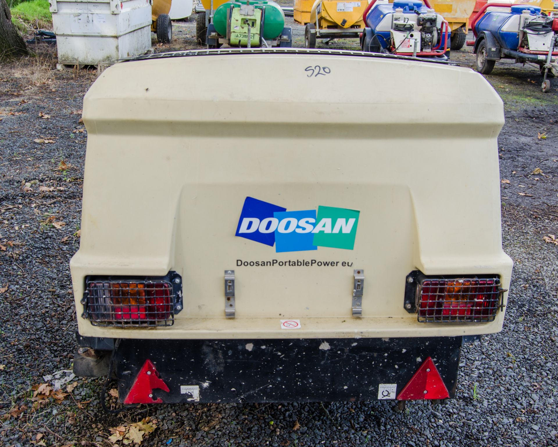 Doosan 7/26E+ diesel driven fast tow air compressor Year: 2018 S/N: 048093 Recorded hours: 739 - Image 4 of 7