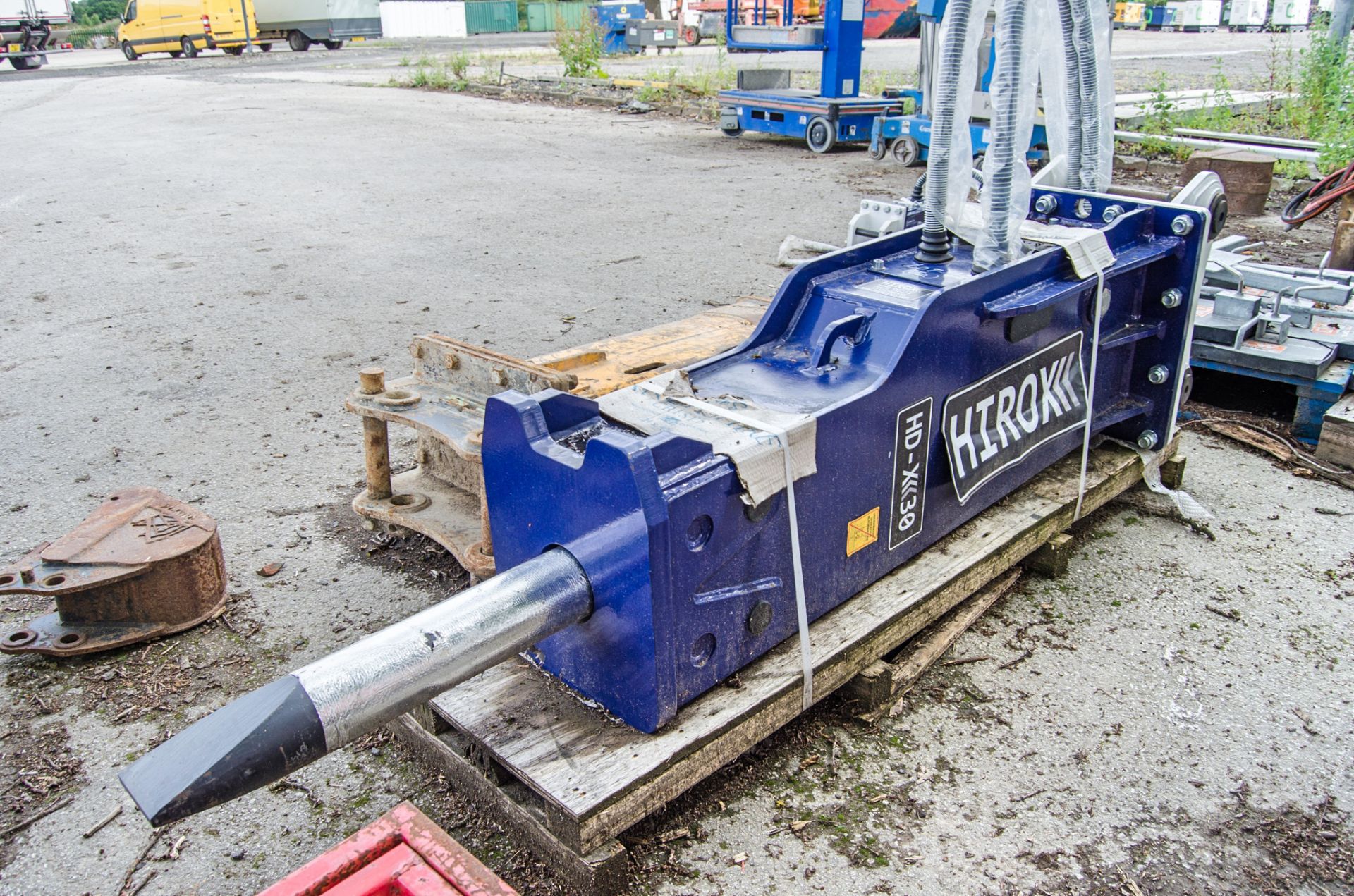 Hirox HDX30 hydraulic breaker to suit 10 to 15 tonne excavator Pin diameter: 65mm Pin centres: 380mm