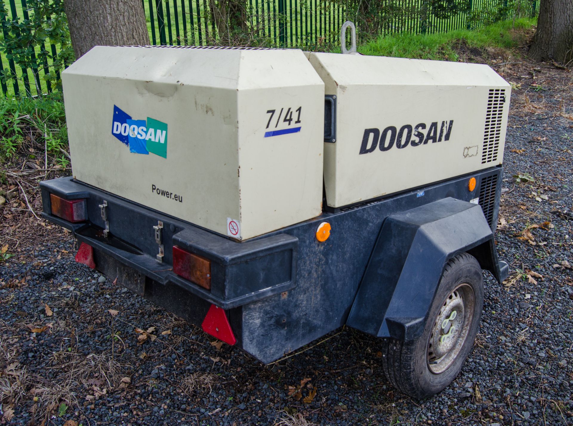 Doosan 7/41 diesel driven fast tow air compressor Year: 2015 S/N: 053202 Recorded hours: 1528 - Image 2 of 7