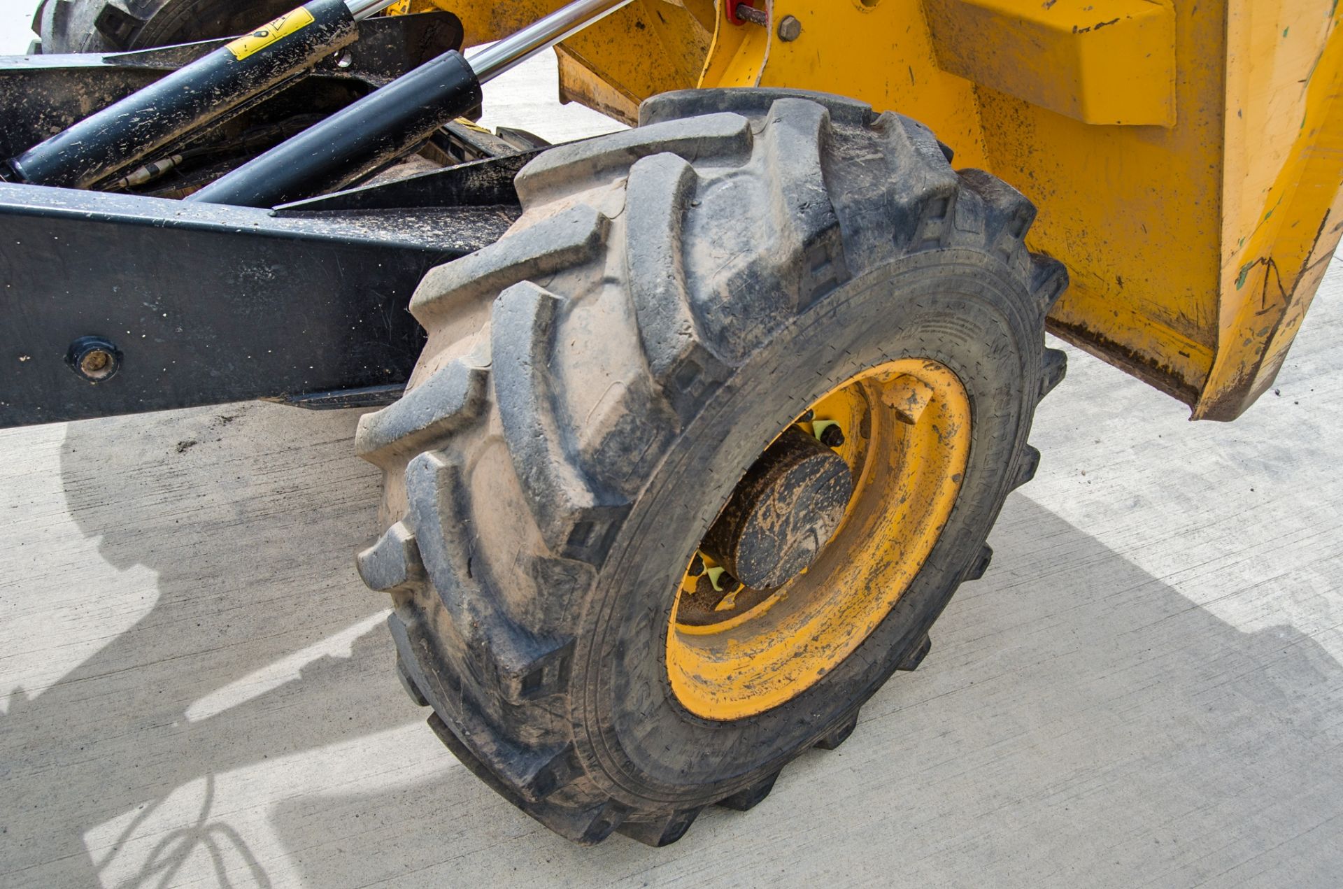 JCB 6 tonne straight skip dumper Year: 2015 S/N: JEFFRK7679 Recorded Hours: 1250 A666958 c/w V5 - Image 17 of 24