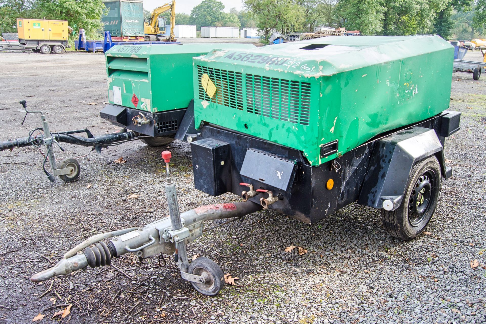 Doosan 7/26E diesel driven fast tow mobile air compressor/generator Year: 2011 S/N: 108879