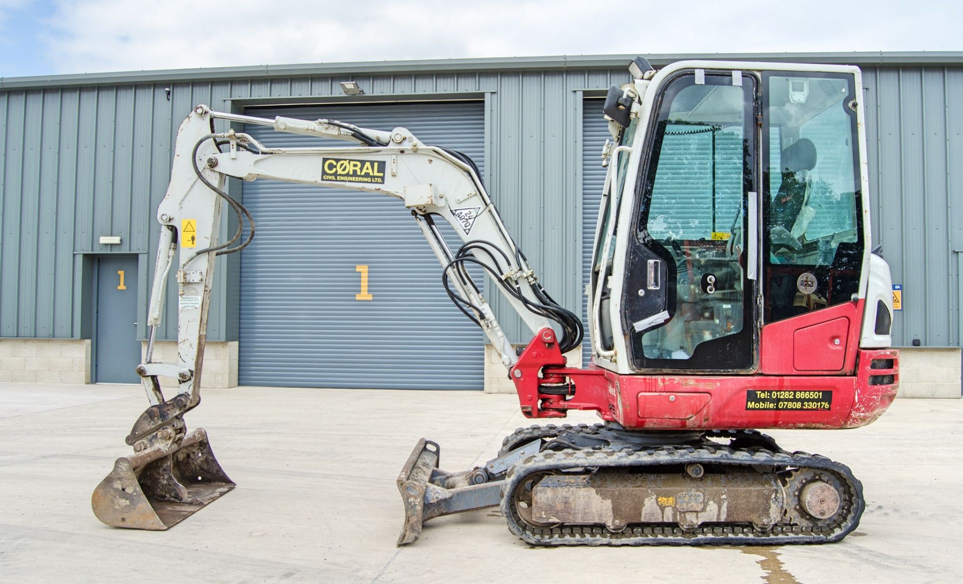Takeuchi TB230 3 tonne rubber tracked excavator Year: 2016 S/N: 130001728 Recorded Hours: 3337 - Image 7 of 25