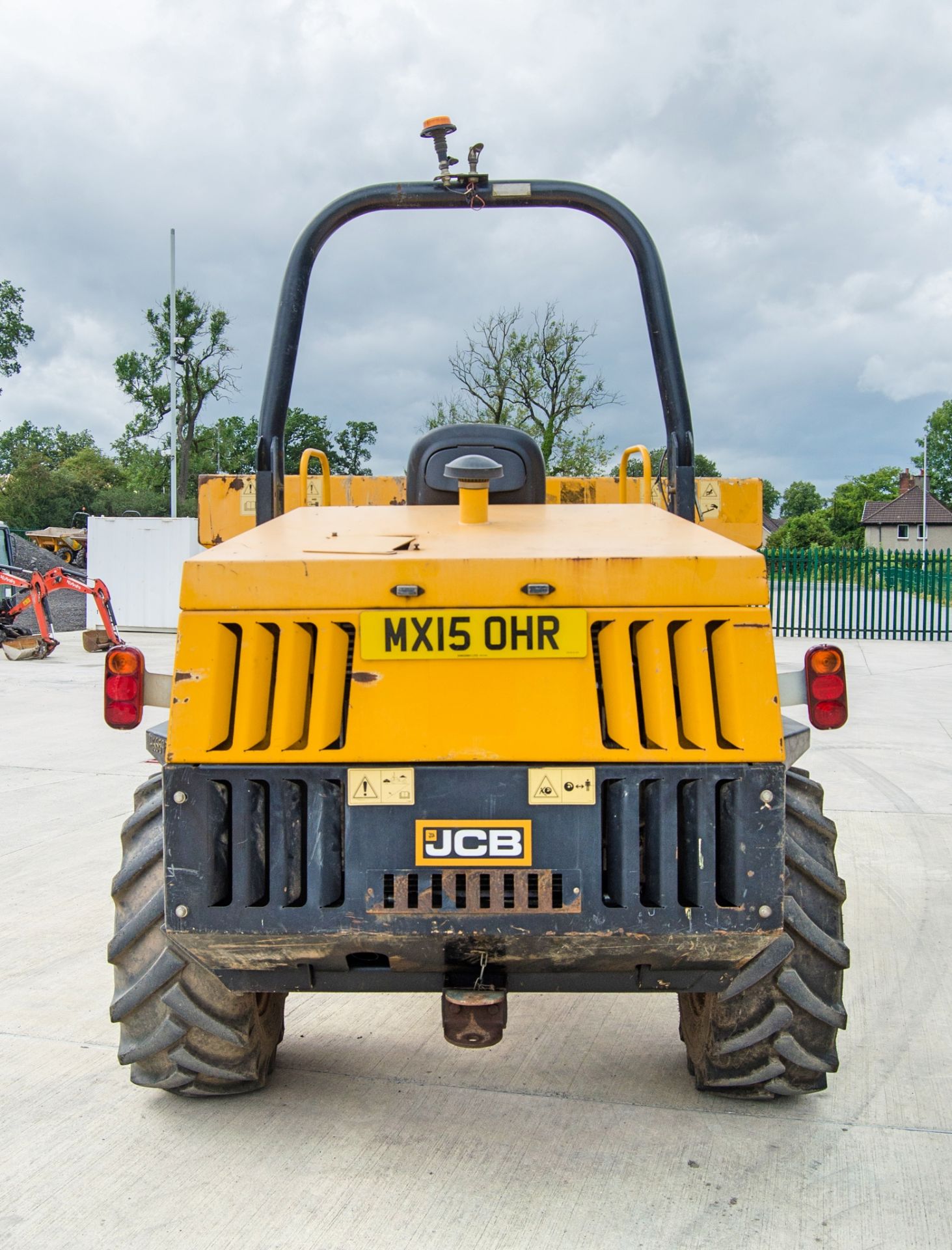 JCB 6 tonne straight skip dumper Year: 2015 S/N: JEFFRK7679 Recorded Hours: 1250 A666958 c/w V5 - Image 6 of 24