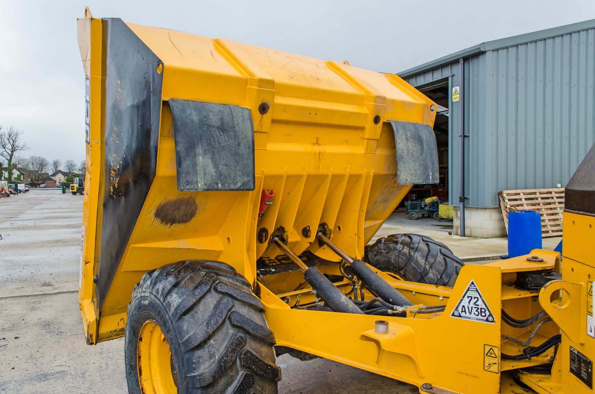 JCB 9 tonne straight skip dumper Year of manufacture: 2018 Year of model: 2019 S/N: 2780314 Recorded - Image 10 of 24