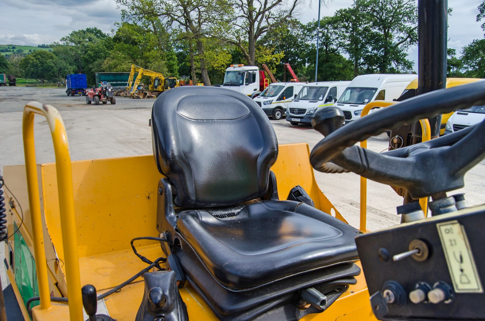 JCB 6 tonne swivel skip dumper Year: 2016 S/N: EGGRL0283 Recorded Hours: 1837 c/w V5C A738285 ** - Image 17 of 23