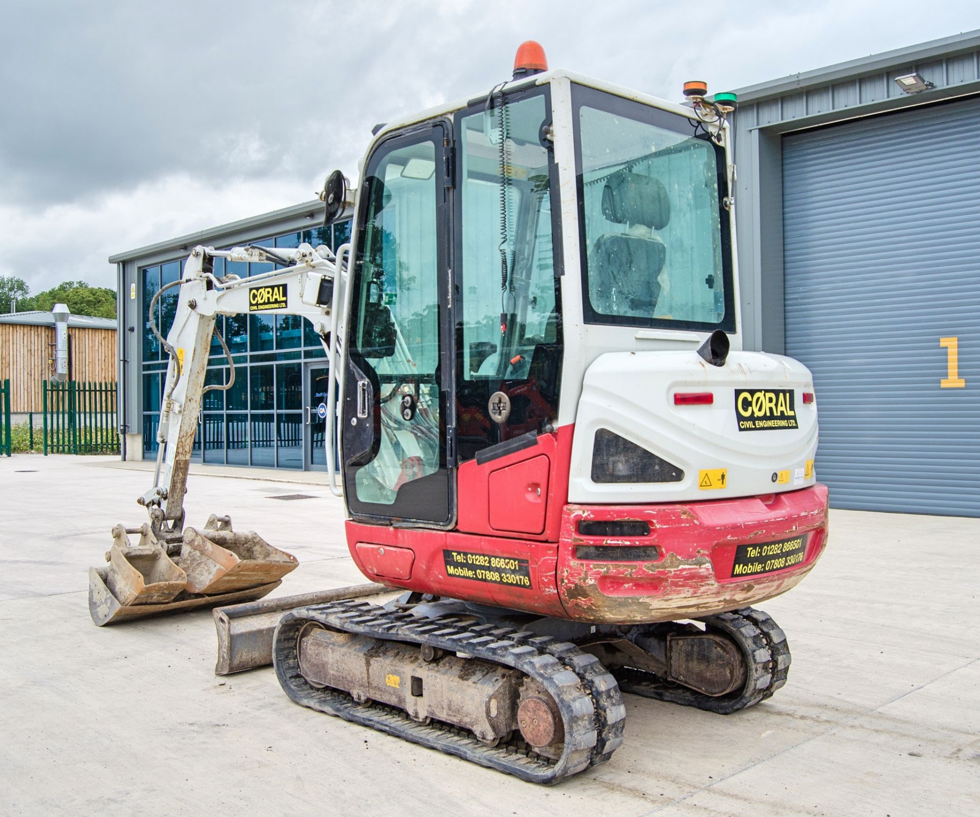 Takeuchi TB230 3 tonne rubber tracked excavator Year: 2016 S/N: 130001475 Recorded Hours: 3904 - Image 4 of 24