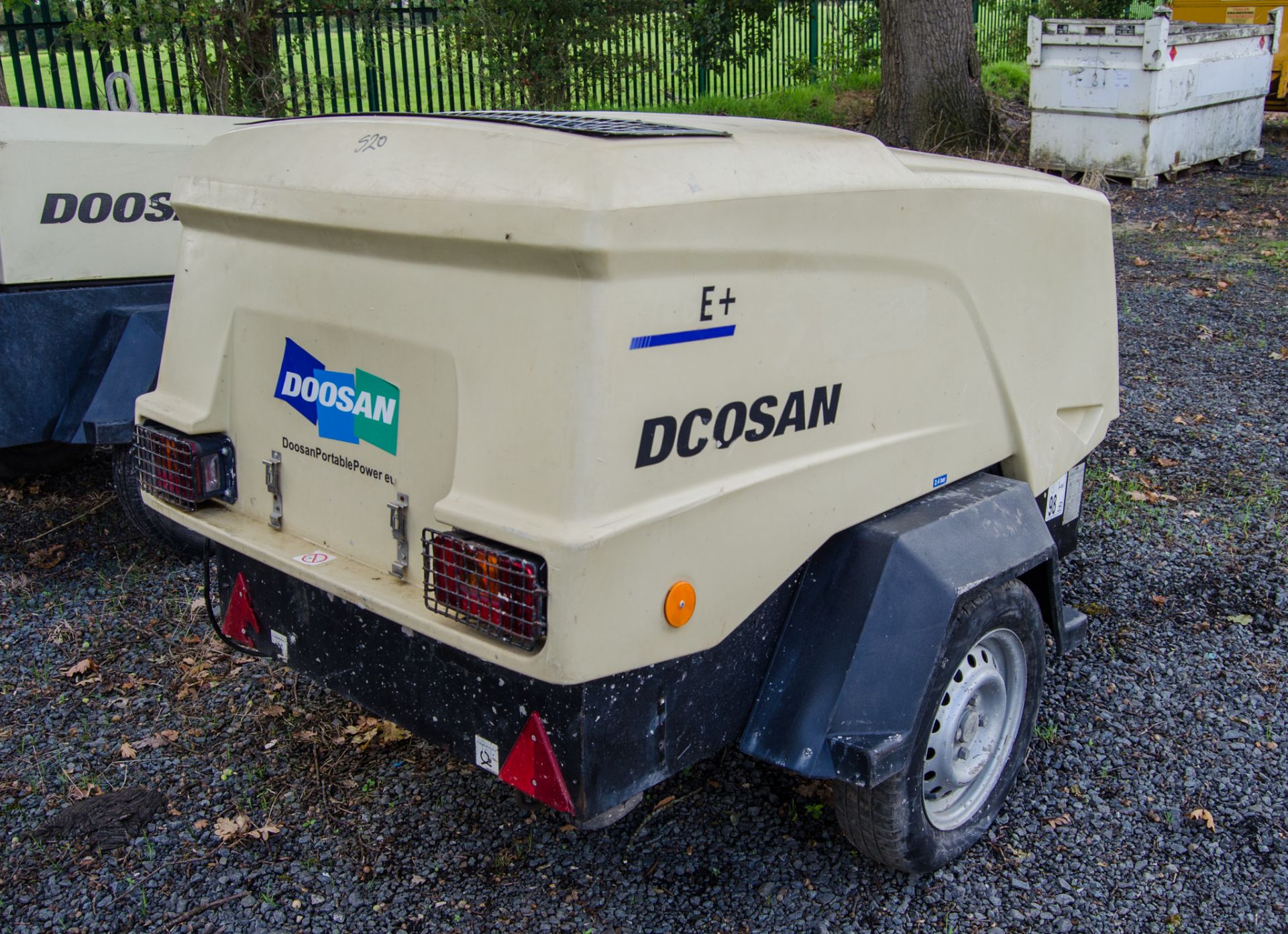 Doosan 7/26E+ diesel driven fast tow air compressor Year: 2018 S/N: 048093 Recorded hours: 739 - Image 2 of 7