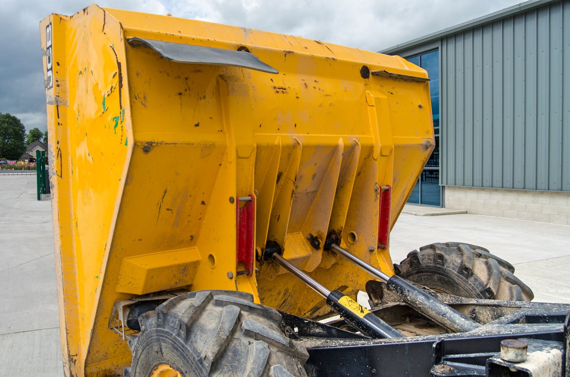 JCB 6 tonne straight skip dumper Year: 2015 S/N: JEFFRK7679 Recorded Hours: 1250 A666958 c/w V5 - Image 11 of 24