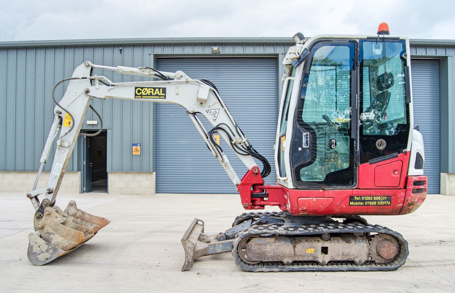 Takeuchi TB230 3 tonne rubber tracked excavator Year: 2016 S/N: 130001475 Recorded Hours: 3904 - Image 7 of 24