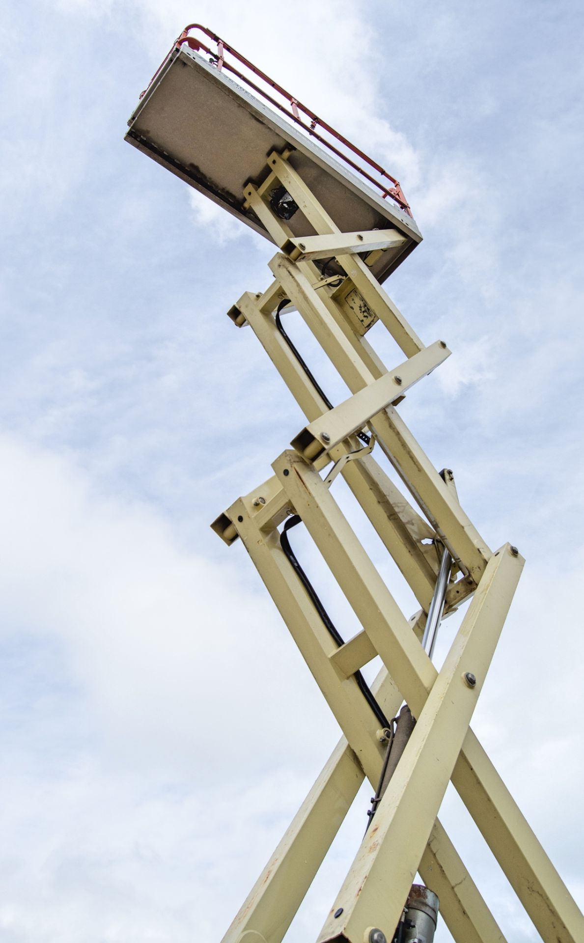 JLG 2630ES battery electric scissor lift access platform Year: 2014 S/N: 236753 Recorded Hours: - Image 8 of 14