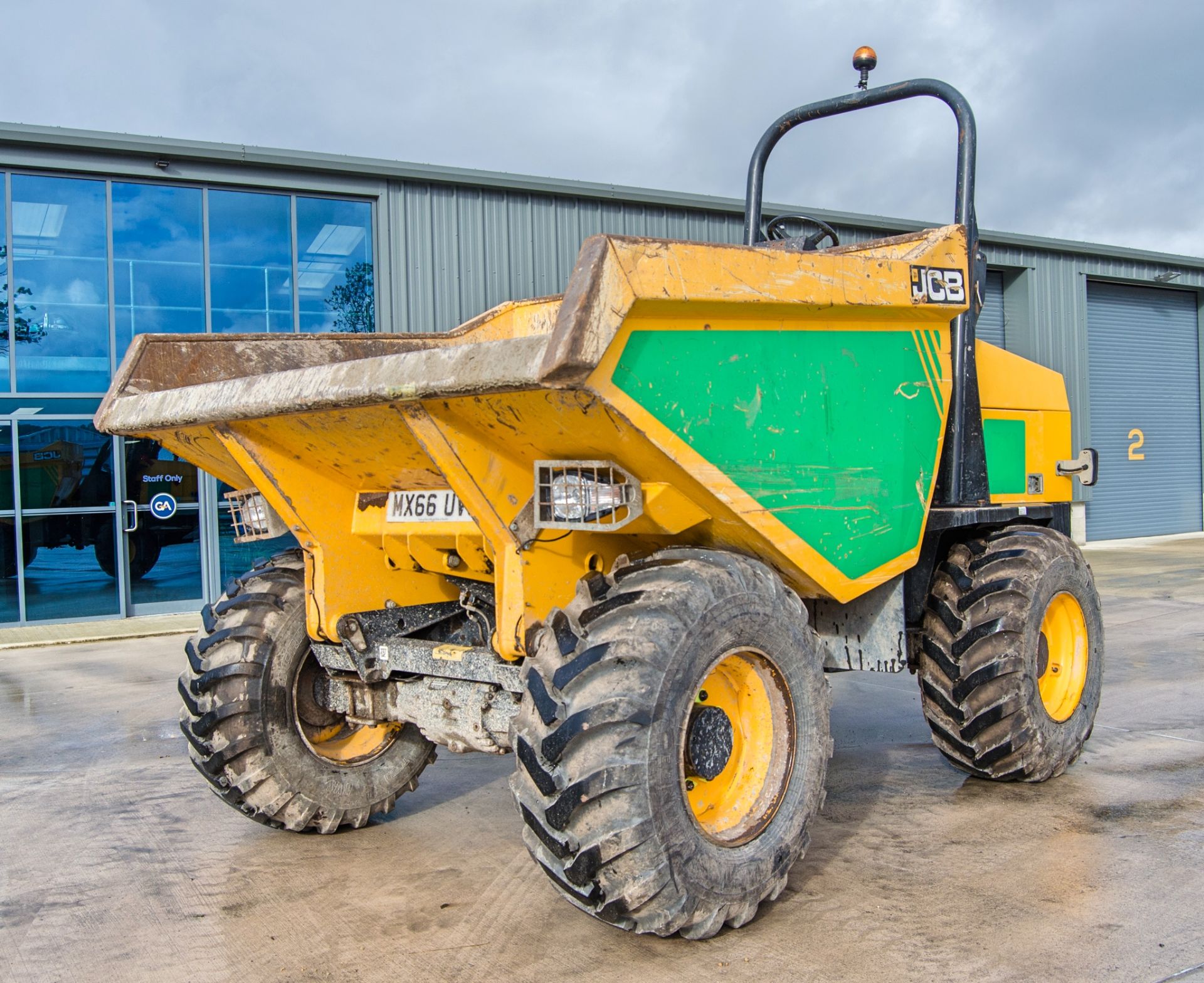 JCB 9 tonne straight skip dumper Year: 2016 S/N: EGGRM0365 Recorded Hours: 2322 A727248 c/w V5