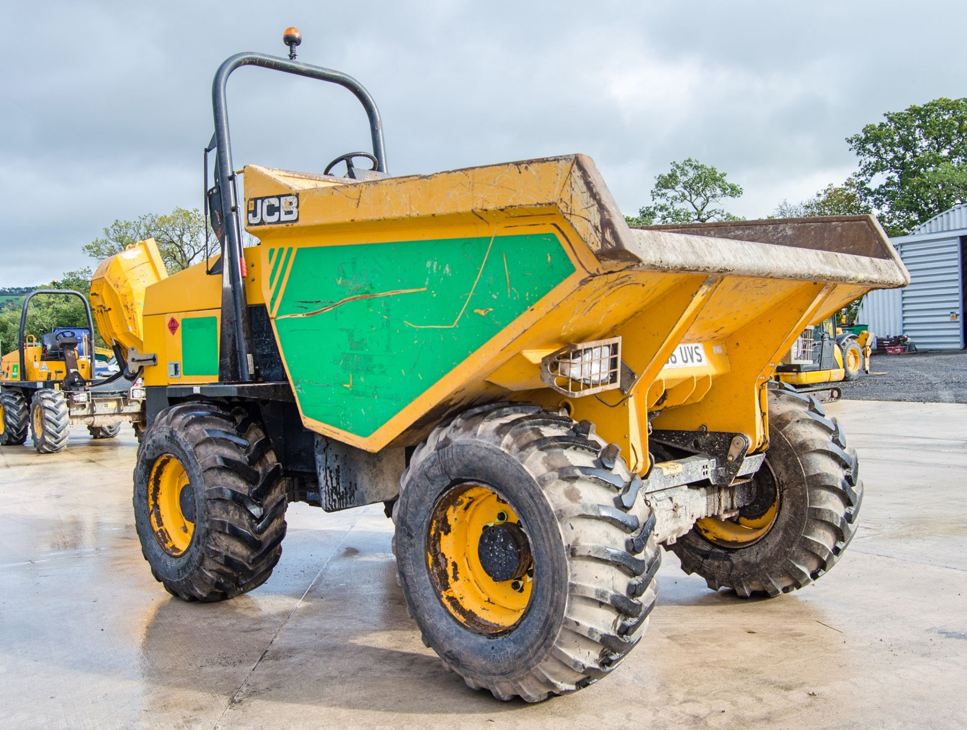 JCB 9 tonne straight skip dumper Year: 2016 S/N: EGGRM0365 Recorded Hours: 2322 A727248 c/w V5 - Image 2 of 21