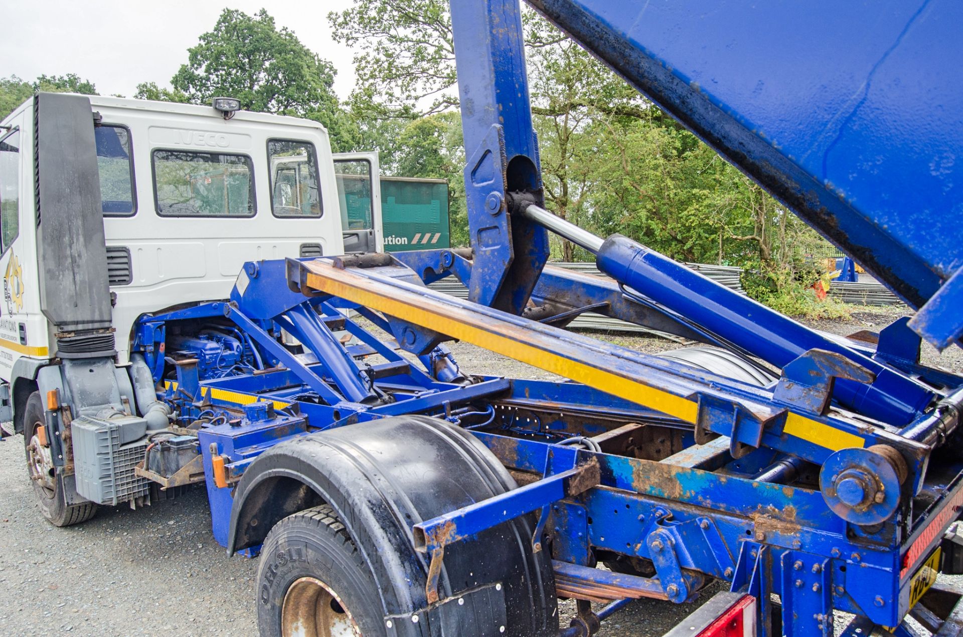 Iveco 75E15 7.5 tonne 4x2 hook loader skip lorry Registration Number: W59 RBU Date of - Image 13 of 27