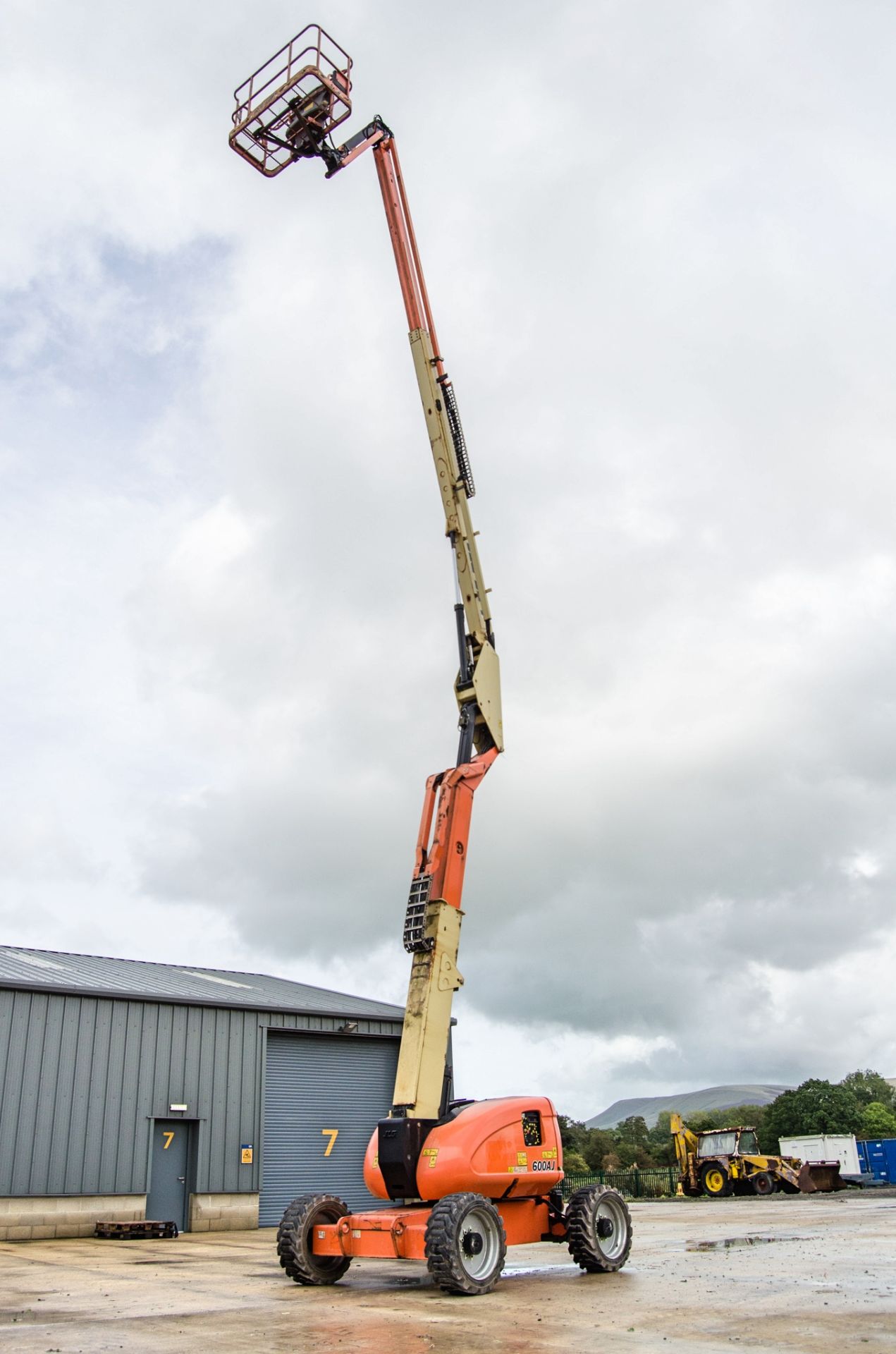 JLG 600 AJ battery electric/diesel articulated boom lift access platform Year: 2012 S/N: - Image 9 of 18