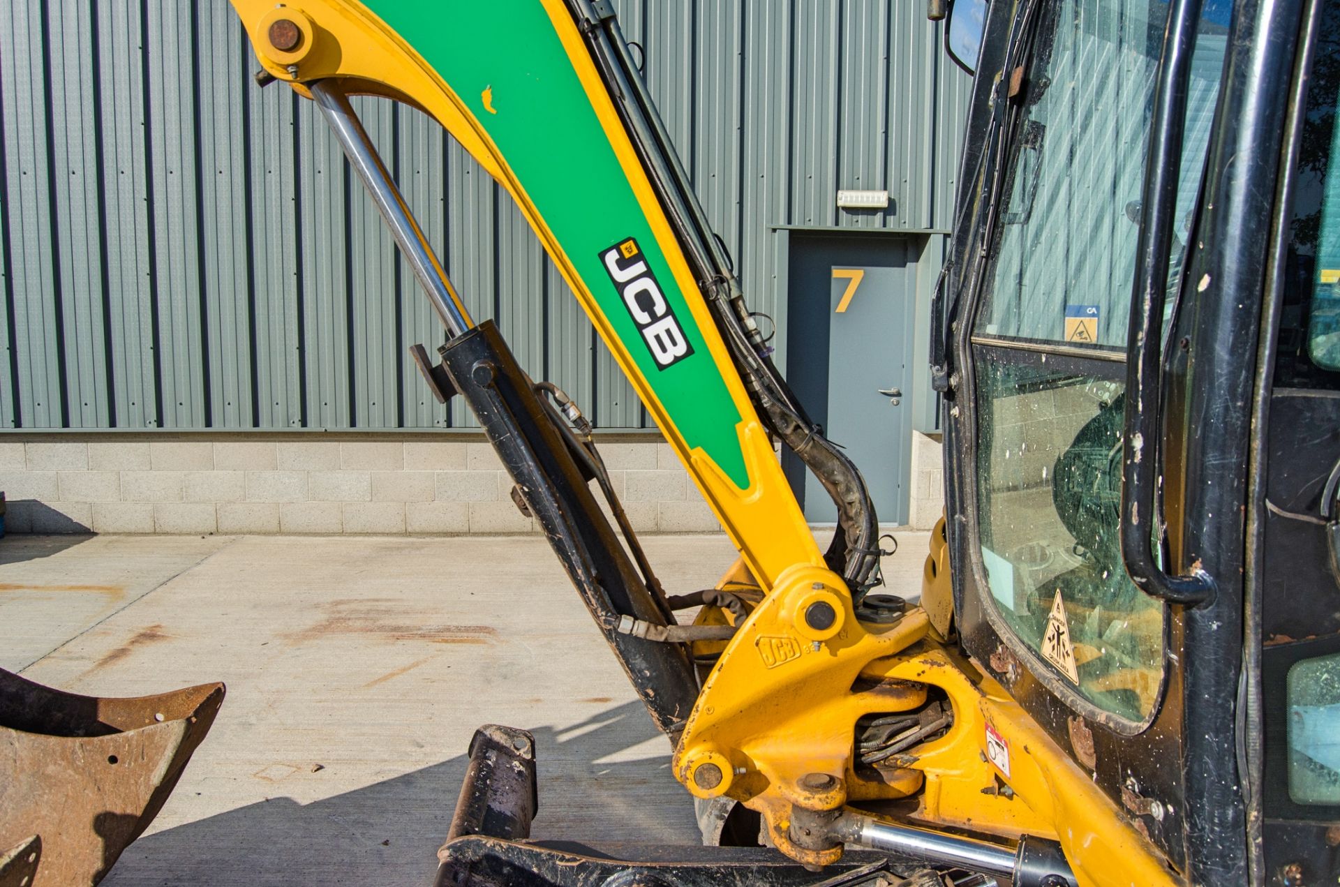 JCB 8055 RTS 5.5 tonne rubber tracked excavator Year: 2015 S/N: 2426389 Recorded Hours: 2980 - Image 17 of 25