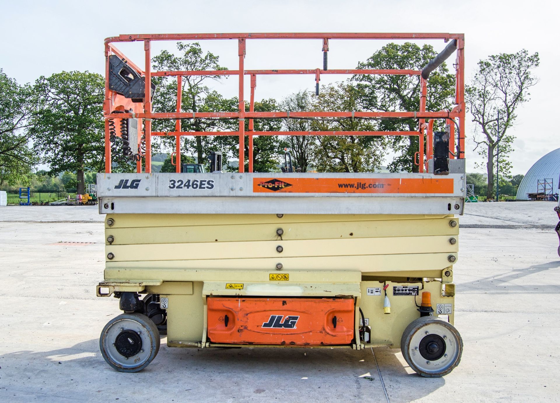 JLG 3246ES battery electric scissor lift access platform Year: 2008 S/N: 1200020197 Recorded - Image 6 of 13