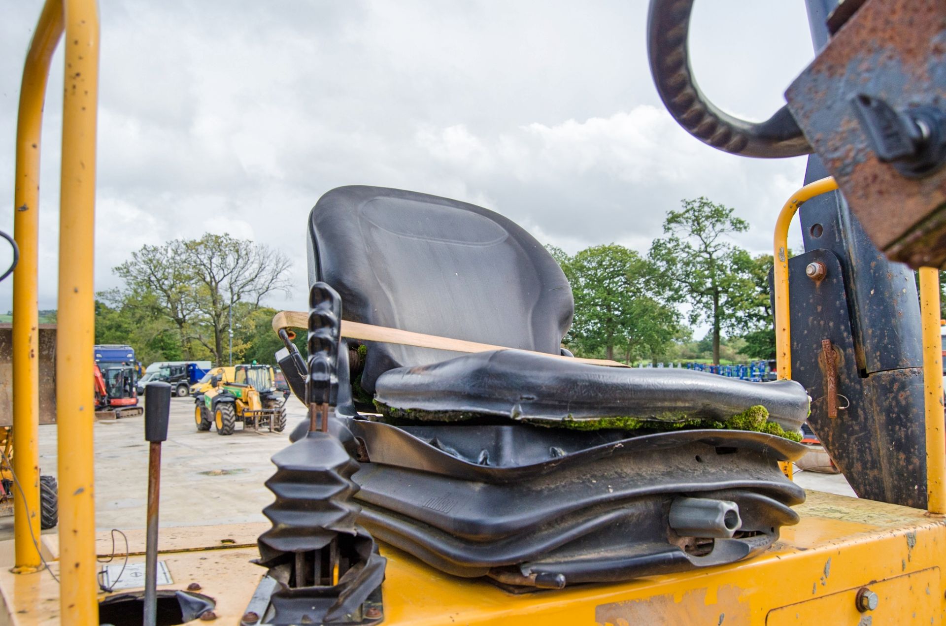 JCB 9 tonne straight skip dumper Year: 2015 S/N: EFFR118237 Recorded Hours: 2585 A681019 - Image 18 of 23