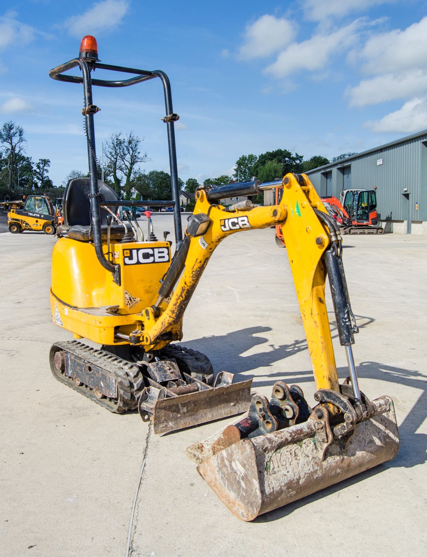 JCB 8008 CTS 0.8 tonne rubber tracked mini excavator Year: 2017 S/N: 1930252 Recorded Hours: 1241 - Image 2 of 27