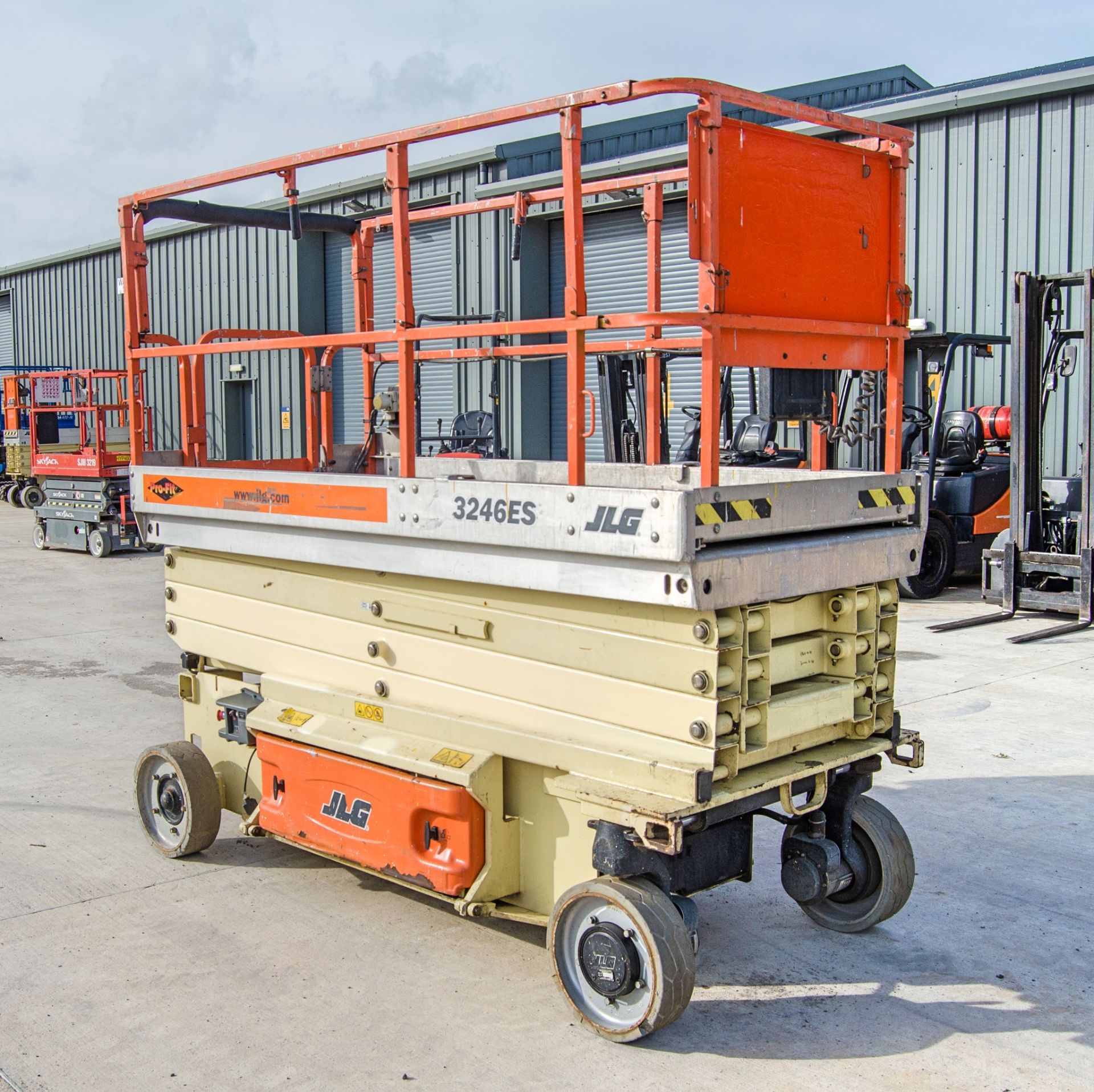 JLG 3246ES battery electric scissor lift access platform Year: 2008 S/N: 1200020197 Recorded - Image 4 of 13