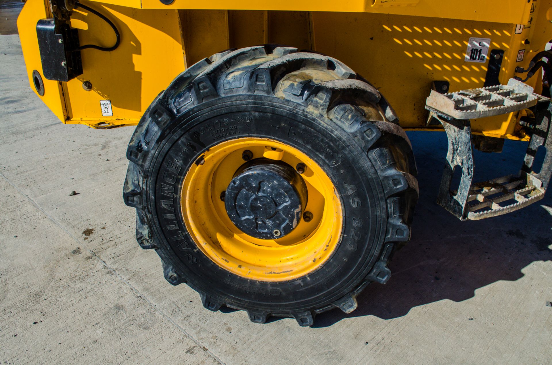 JCB 6ST 6 tonne swivel skip cabbed dumper Year: 2018 S/N: 2561954 Recorded Hours: 1844 c/w camera - Image 10 of 23