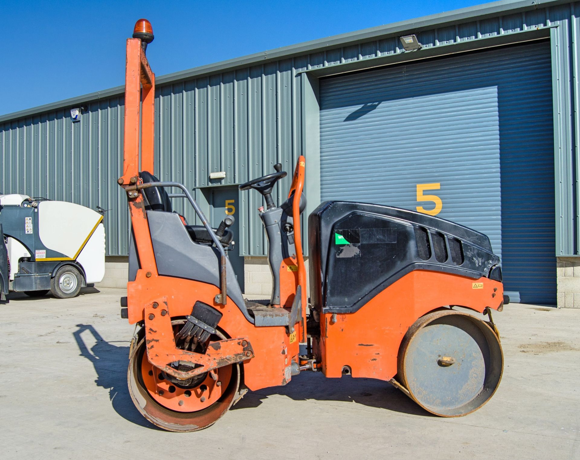 Hamm HD8VV double drum ride on roller Year: 2014 S/N: H1992586 Recorded Hours: 990 A633695 - Image 8 of 20