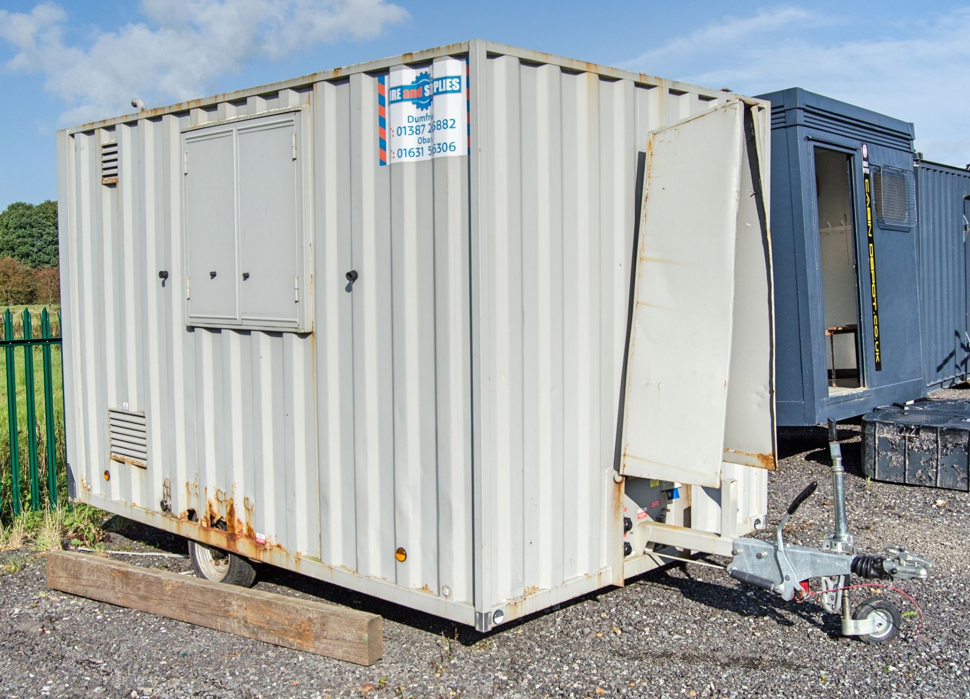 Boss Cabins 12ft x 8ft mobile welfare site unit  Comprising of: Canteen area, toilet & generator - Image 2 of 11