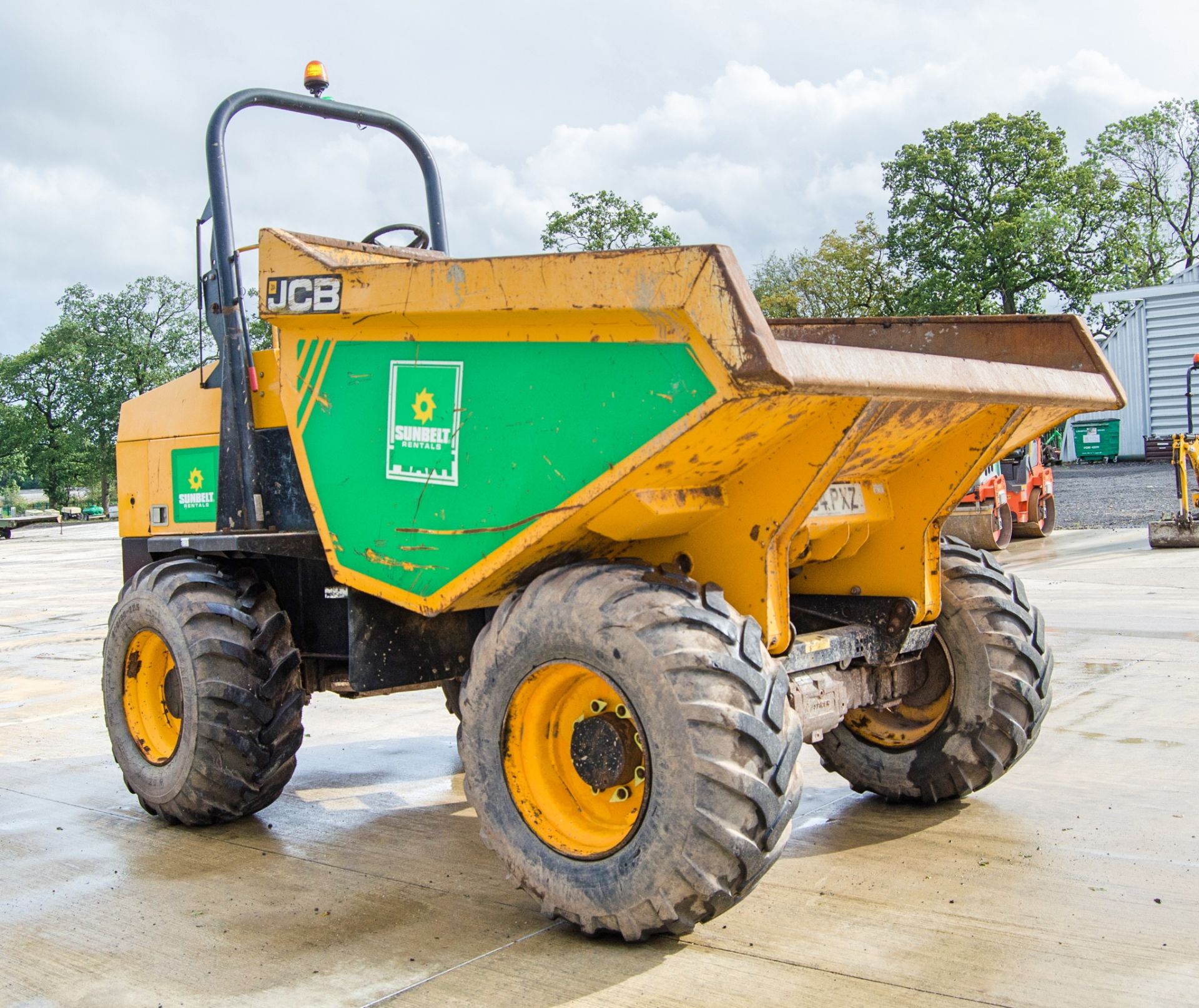 JCB 9 tonne straight skip dumper Year: 2015 S/N: EFFR118237 Recorded Hours: 2585 A681019 - Image 2 of 23