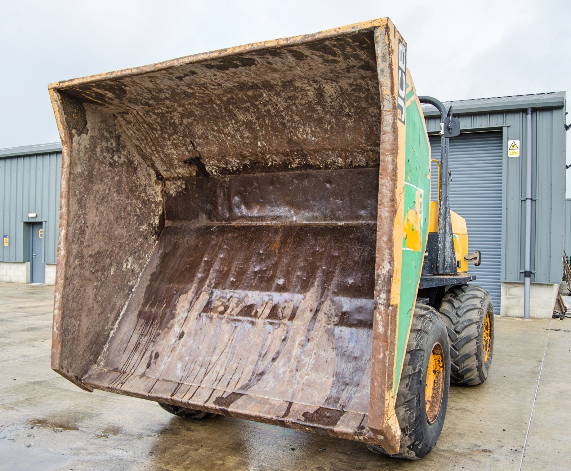 JCB 9 tonne straight skip dumper Year: 2015 S/N: EFFRM7862 Recorded Hours: 2505 c/w V5 A677233 - Image 10 of 24