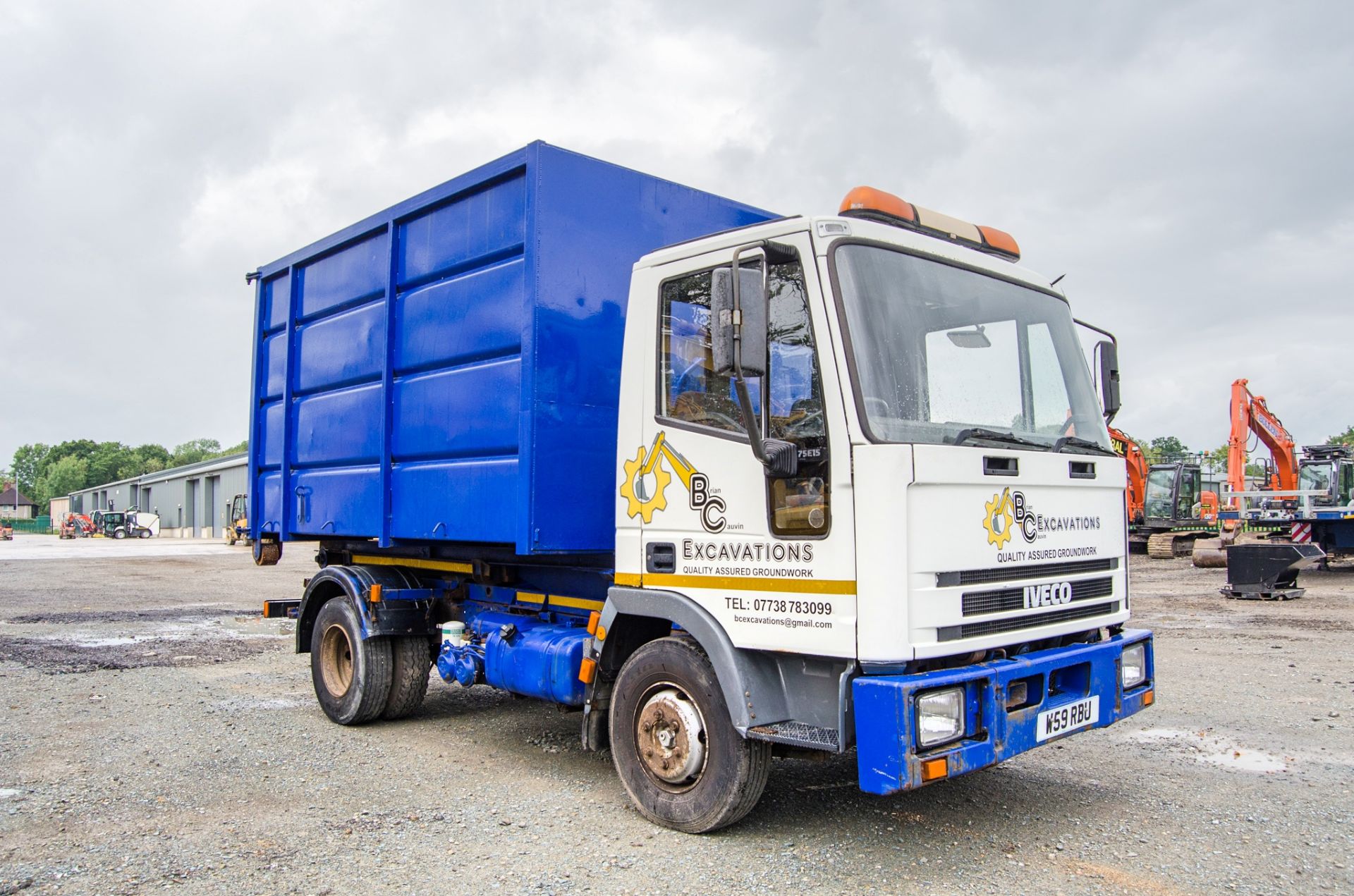 Iveco 75E15 7.5 tonne 4x2 hook loader skip lorry Registration Number: W59 RBU Date of - Image 2 of 27