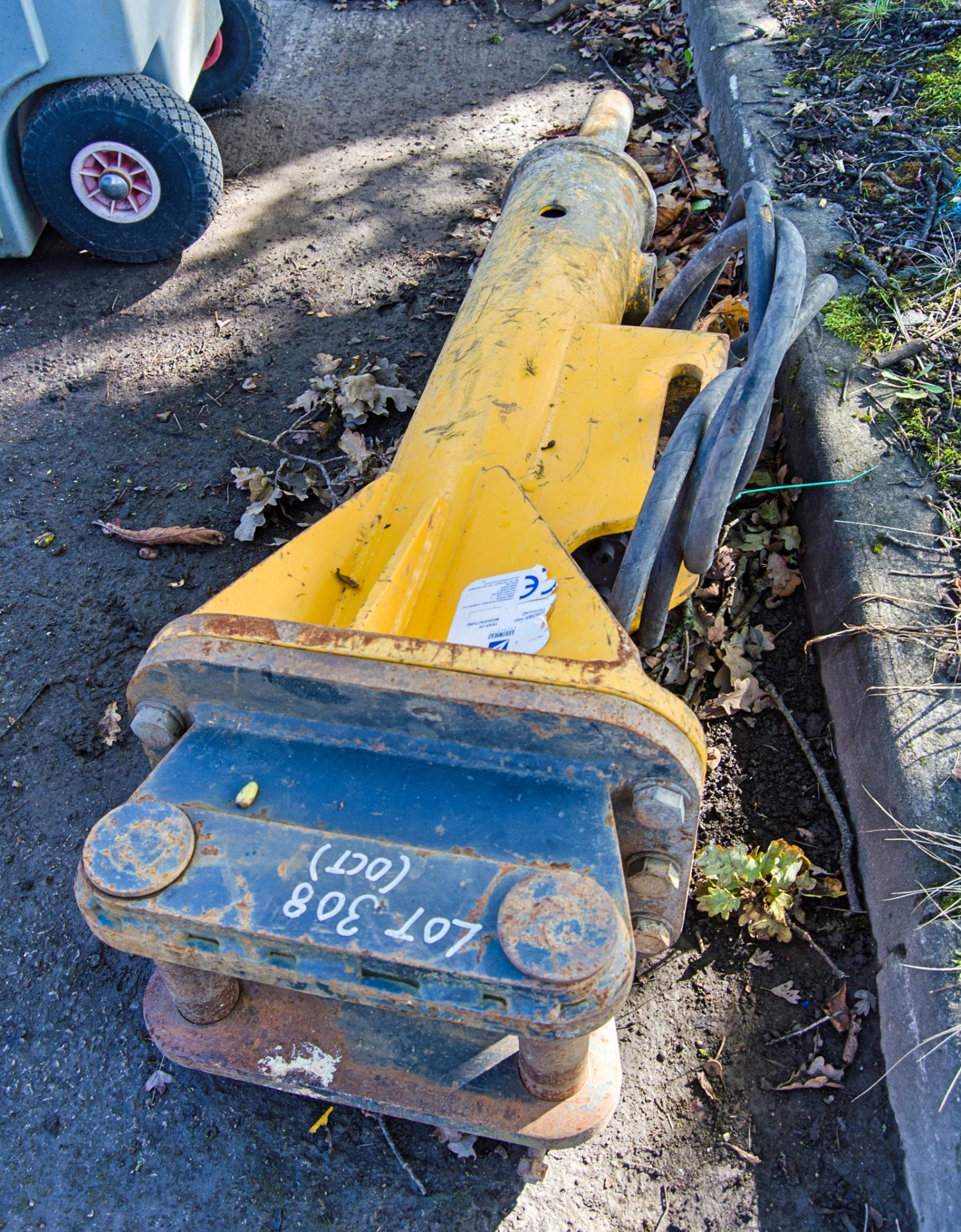 Arrowhead hydraulic breaker to suit 5.9 tonne excavator Pin diameter: 45mm Pin centres: 250mm Pin - Image 2 of 2