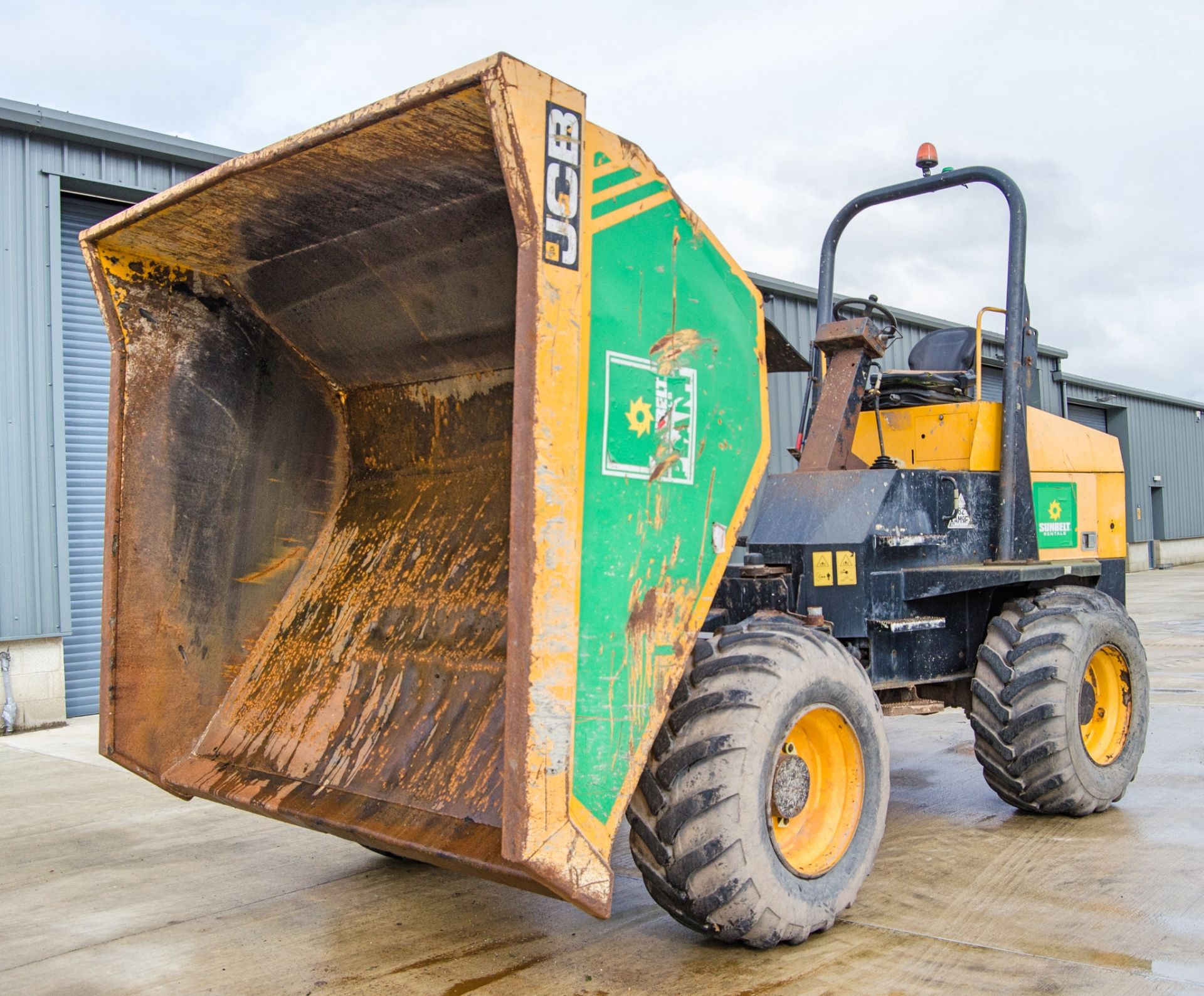 JCB 9 tonne straight skip dumper Year: 2015 S/N: EFFR118237 Recorded Hours: 2585 A681019 - Image 9 of 23