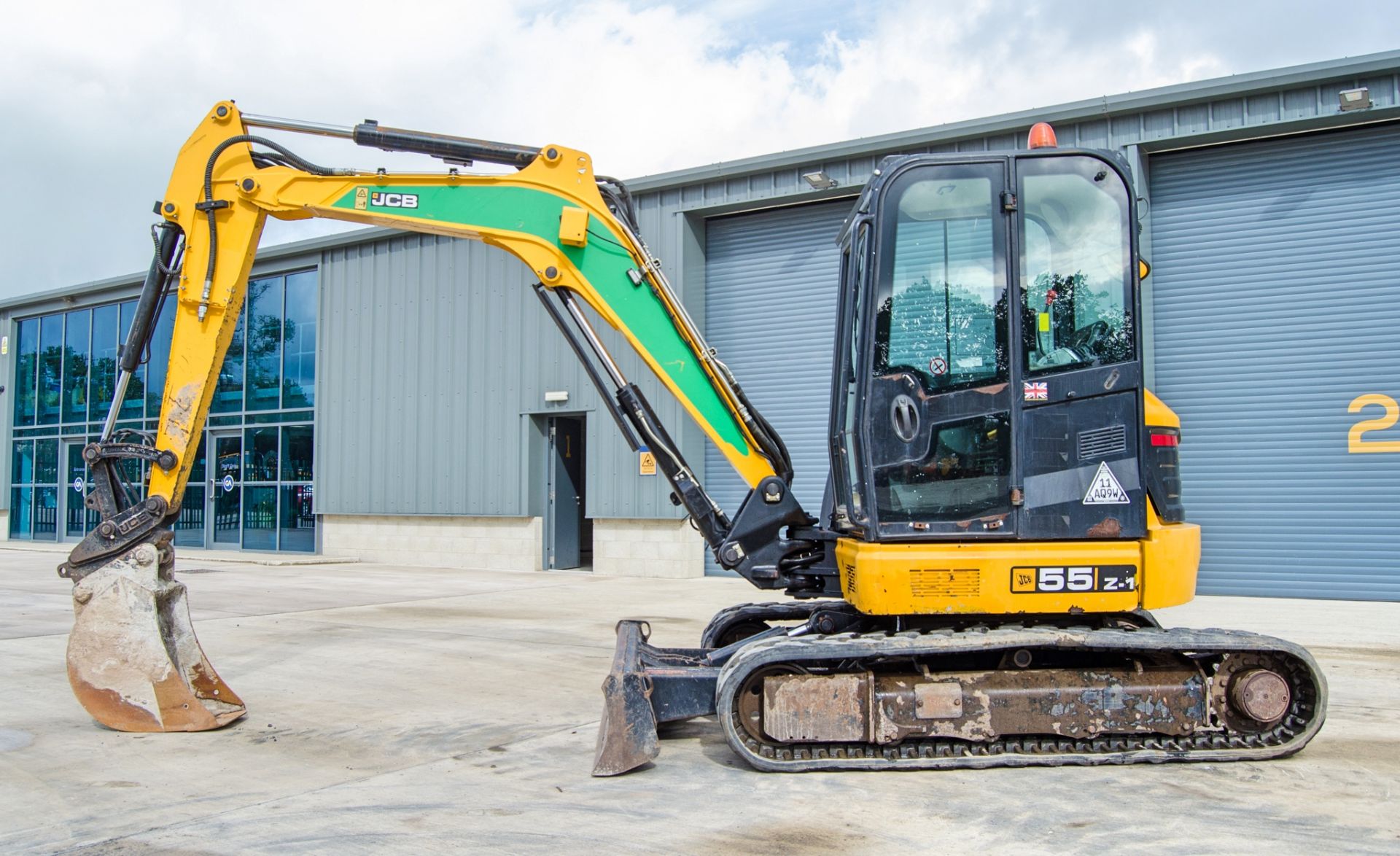 JCB 55 Z-1 5.5 tonne rubber tracked excavator Year: 2017 S/N: 1924905 Recorded Hours: 2645 blade, - Image 7 of 26