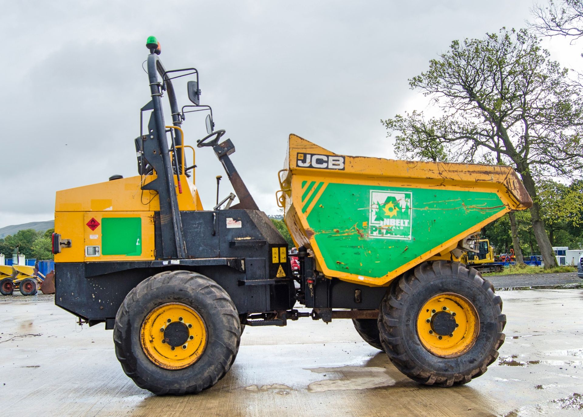 JCB 9 tonne straight skip dumper Year: 2015 S/N: EFFRM7862 Recorded Hours: 2505 c/w V5 A677233 - Image 7 of 24