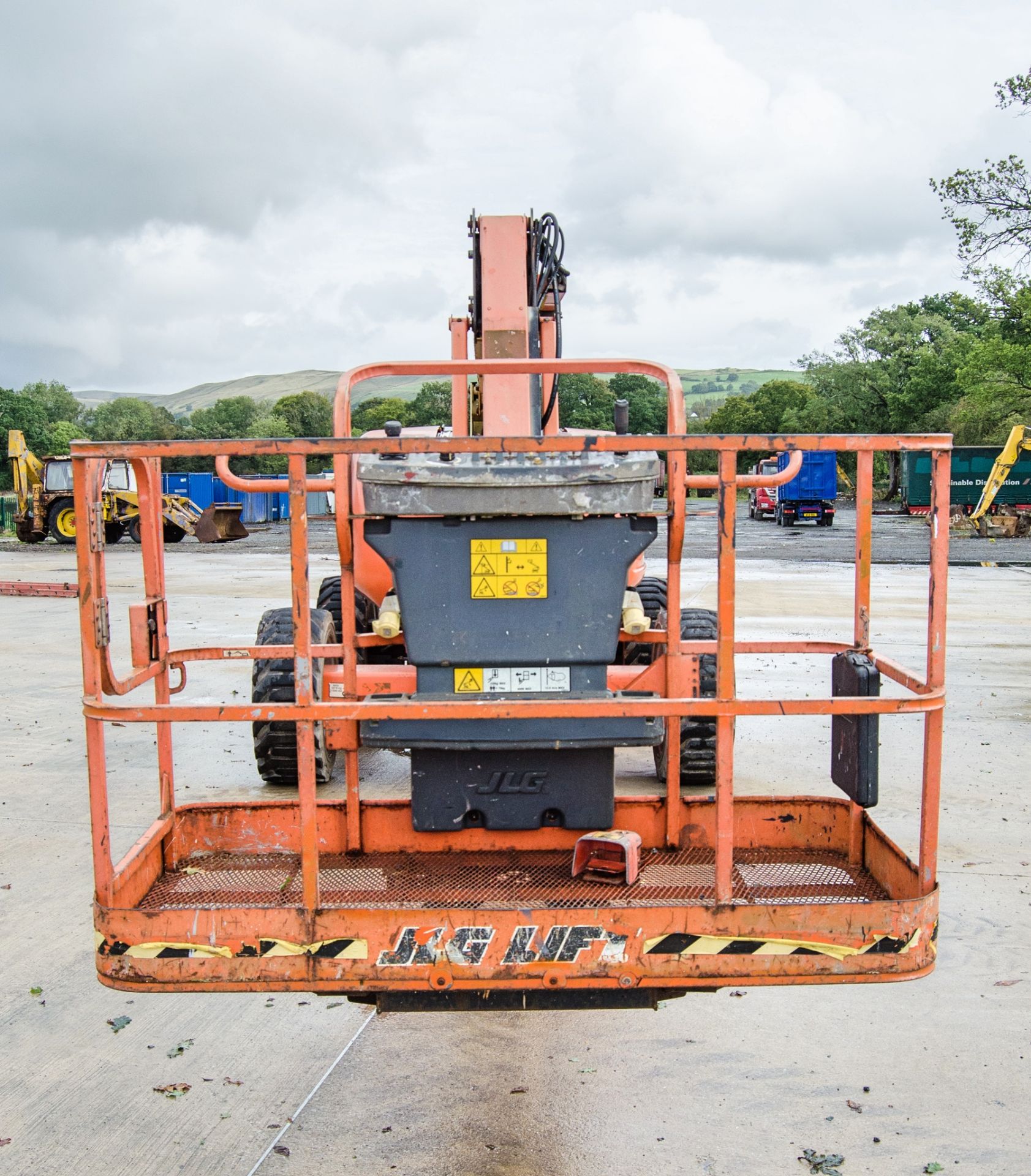 JLG 600 AJ battery electric/diesel articulated boom lift access platform Year: 2012 S/N: - Image 5 of 18